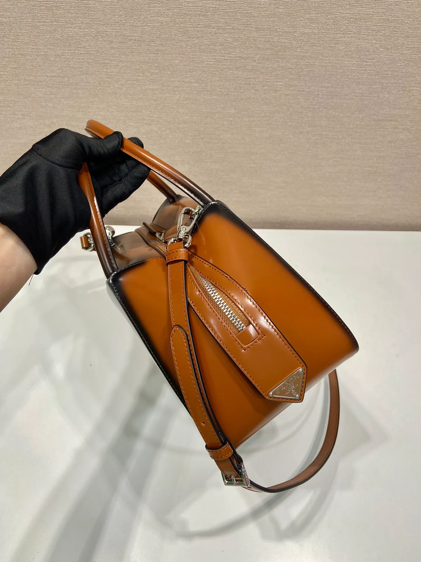 💰1800👏Gradient bowling ball👏1BA365 new medium gradient color🎉 This handbag with exquisite lines will be unveiled at the 2022 autumn and winter fashion show. Equipped with a detachable and adjustable long shoulder strap that can be carried by hand/cross-body. The elegant silhouette features a hand-painted finish that accentuates geometric lines and three-dimensional effects. Casual and stylish. Large capacity space. Everything you need for daily use can be accommodated! Babies. Hurry up and get it🎉🎉, length 31cm high 16x bottom 13.5cm🎉🎉🎉👏👏👏 👏