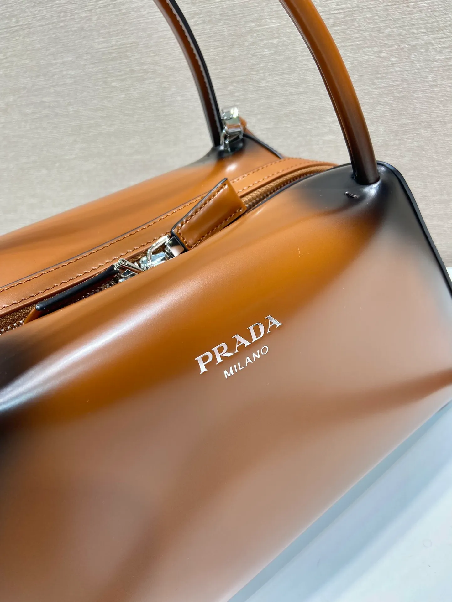 💰1800👏Gradient bowling ball👏1BA365 new medium gradient color🎉 This handbag with exquisite lines will be unveiled at the 2022 autumn and winter fashion show. Equipped with a detachable and adjustable long shoulder strap that can be carried by hand/cross-body. The elegant silhouette features a hand-painted finish that accentuates geometric lines and three-dimensional effects. Casual and stylish. Large capacity space. Everything you need for daily use can be accommodated! Babies. Hurry up and get it🎉🎉, length 31cm high 16x bottom 13.5cm🎉🎉🎉👏👏👏 👏