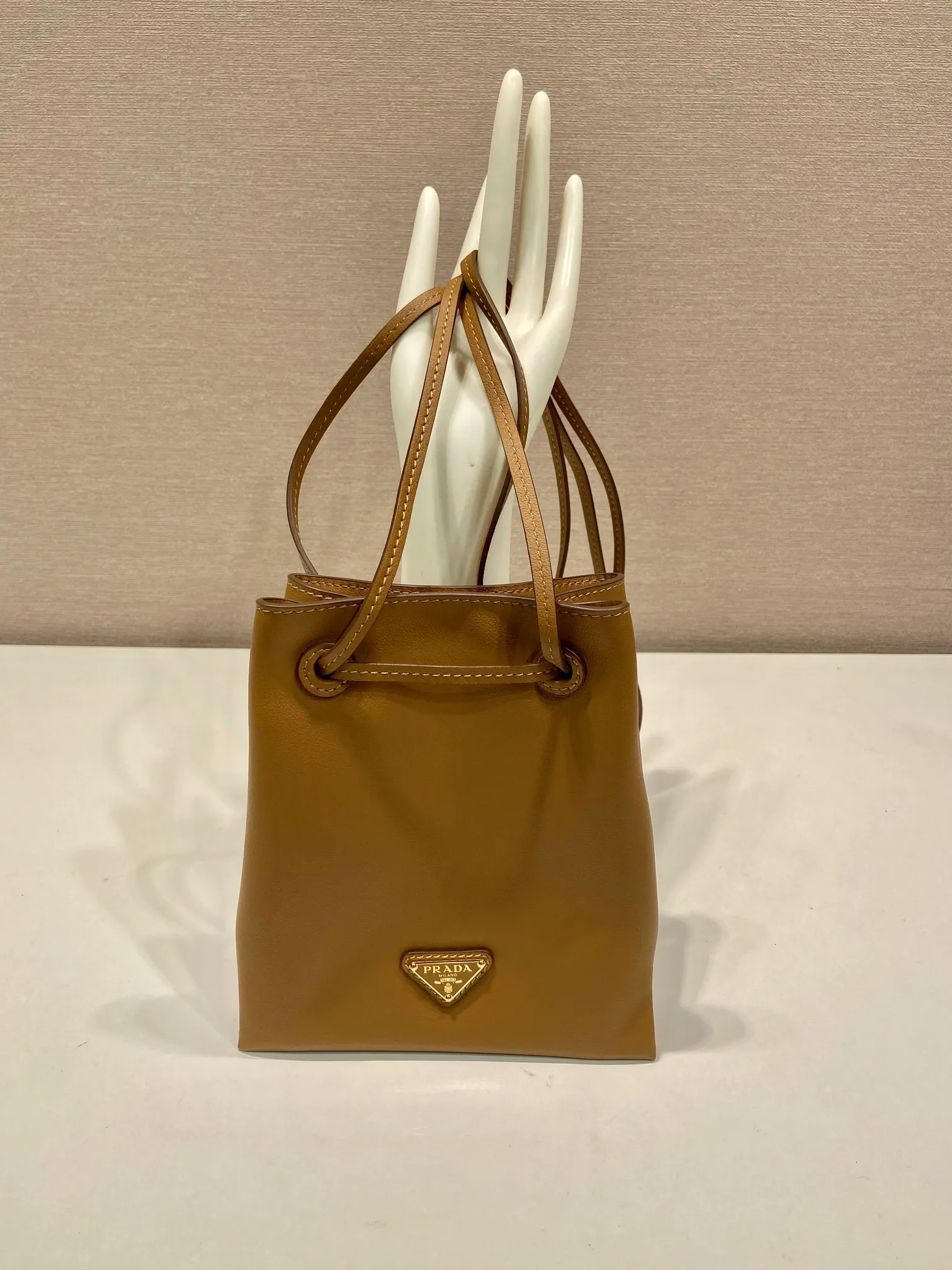 💰920🎉mini small cross-body bag🎉1BH221 calfskin🎉🎉 This small cross-body bag is made of calfskin and imported sheepskin inside, with top-grade hardware, a drawstring shrink pocket at the mouth, and a double long shoulder strap design, making the upper body look particularly fashionable and casual. Large capacity and space👏Hurry up and get it now, take this cute popular crossbody home😘😘Length 17xH 20cm🎉🎉🎉👏👏👏