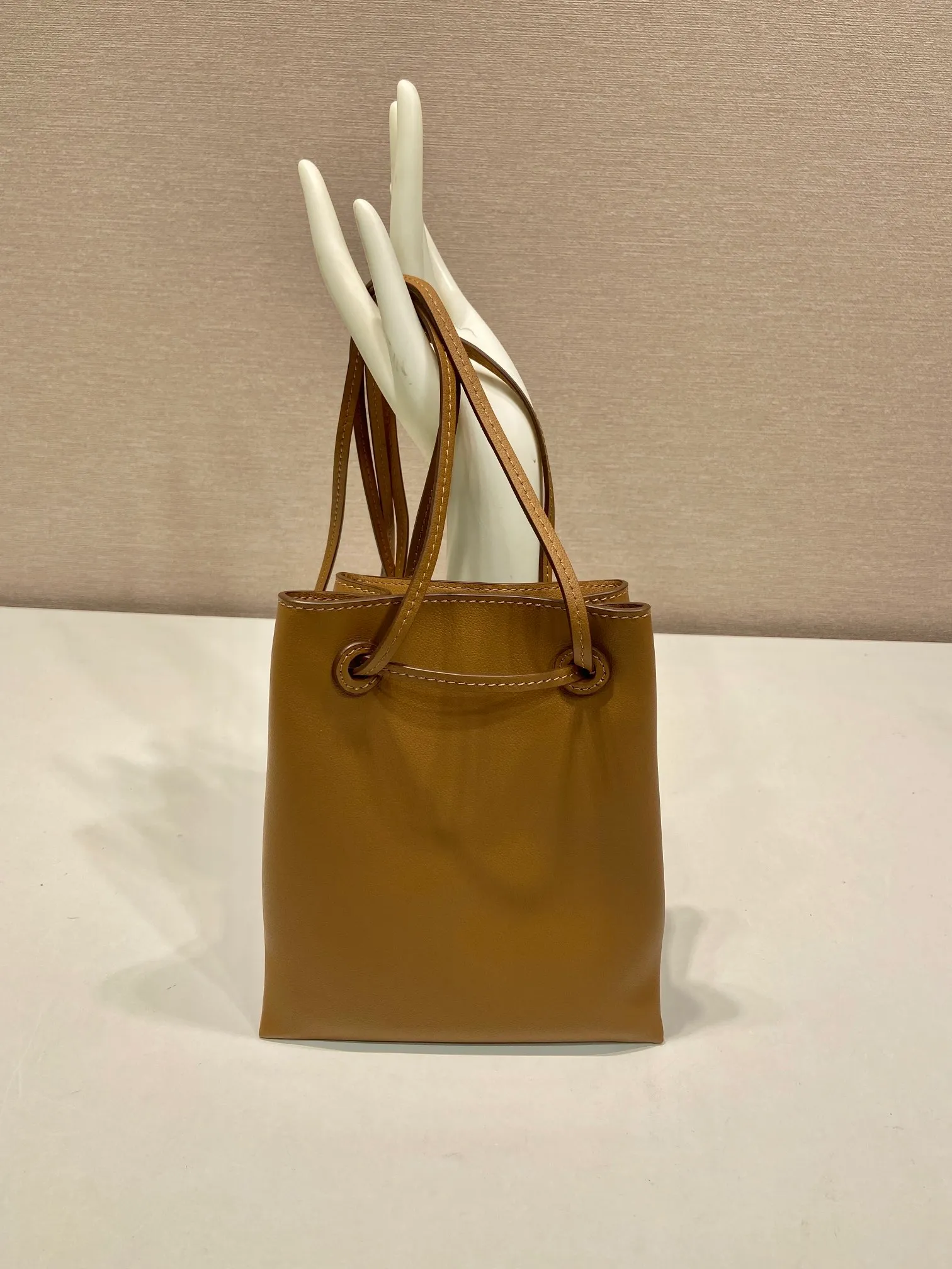 💰920🎉mini small cross-body bag🎉1BH221 calfskin🎉🎉 This small cross-body bag is made of calfskin and imported sheepskin inside, with top-grade hardware, a drawstring shrink pocket at the mouth, and a double long shoulder strap design, making the upper body look particularly fashionable and casual. Large capacity and space👏Hurry up and get it now, take this cute popular crossbody home😘😘Length 17xH 20cm🎉🎉🎉👏👏👏
