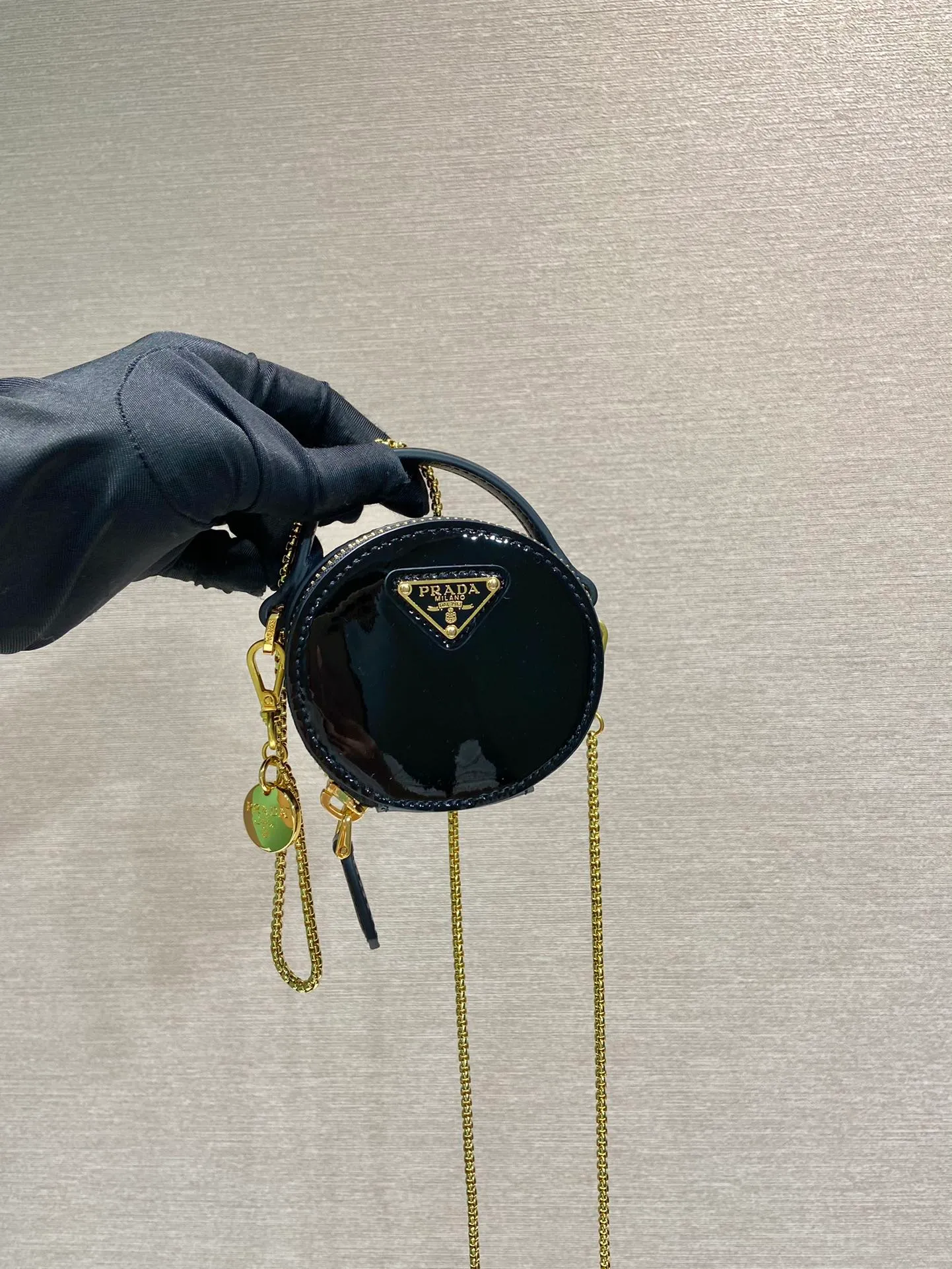 💰960🎉Patent leather round bag🎉1NR023🎉🎉 This round mini bag shows a modern and exquisite silhouette. It is made of glossy cowhide, decorated with sparkling metal hardware, and matched with an elegant detachable chain shoulder strap. It is so cute😍The upper body effect is very eye-catching, cute and cool, don’t you be tempted😗😗, beauties, hurry up and get it, it’s so beautiful and cute Length 8x height 8x base 3.5cm🎉🎉🎉👏👏👏