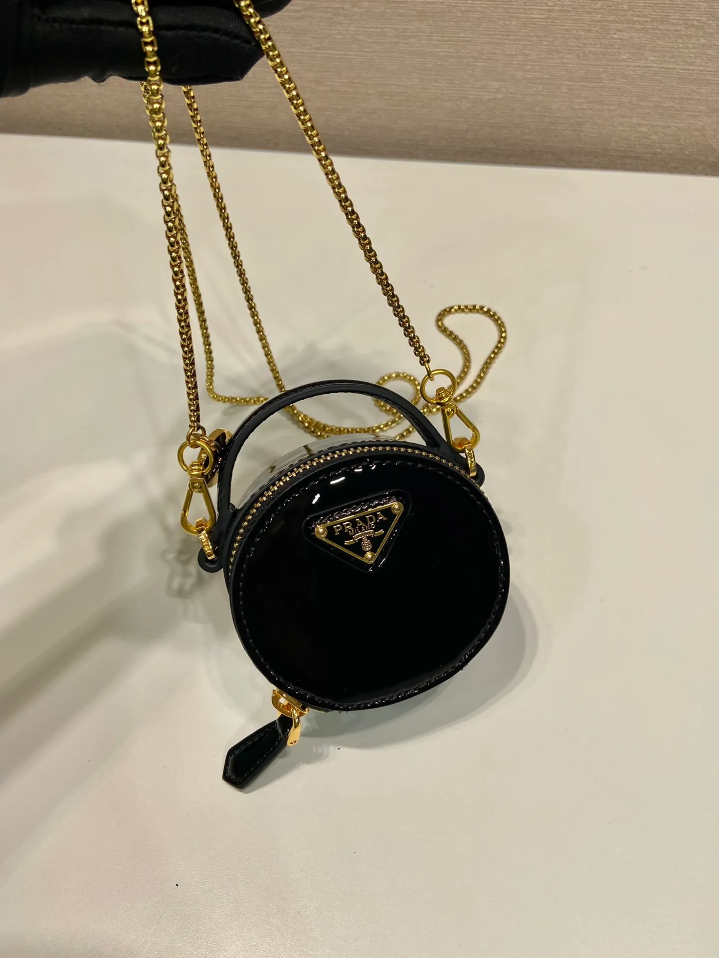💰960🎉Patent leather round bag🎉1NR023🎉🎉 This round mini bag shows a modern and exquisite silhouette. It is made of glossy cowhide, decorated with sparkling metal hardware, and matched with an elegant detachable chain shoulder strap. It is so cute😍The upper body effect is very eye-catching, cute and cool, don’t you be tempted😗😗, beauties, hurry up and get it, it’s so beautiful and cute Length 8x height 8x base 3.5cm🎉🎉🎉👏👏👏