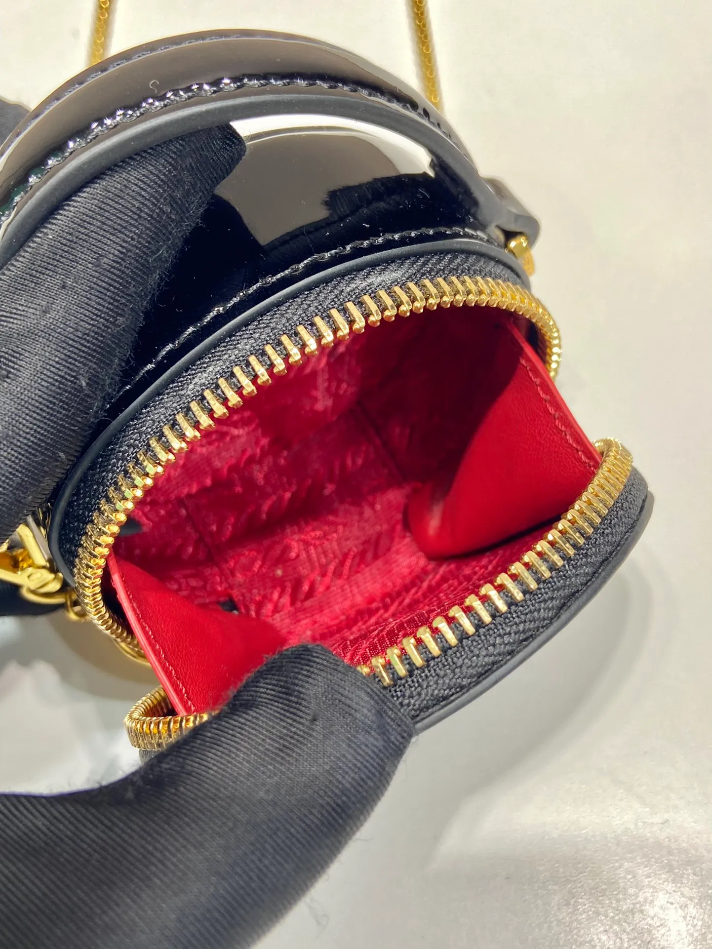 💰960🎉Patent leather round bag🎉1NR023🎉🎉 This round mini bag shows a modern and exquisite silhouette. It is made of glossy cowhide, decorated with sparkling metal hardware, and matched with an elegant detachable chain shoulder strap. It is so cute😍The upper body effect is very eye-catching, cute and cool, don’t you be tempted😗😗, beauties, hurry up and get it, it’s so beautiful and cute Length 8x height 8x base 3.5cm🎉🎉🎉👏👏👏