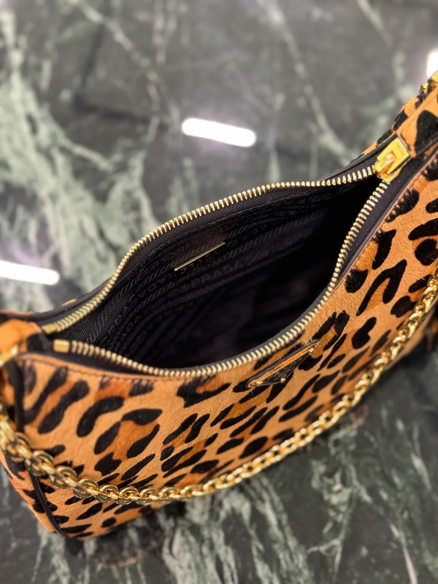 💰1300🌟Leopard print Hobo underarm bag. The versatile and lightweight design has been popular in the fashion circle for many years. The retro-style Hobo bag that is directly on the shoulder really feels very good. It can be switched between hand and shoulder. Now the popularity of the new version has only increased, adding a chain leather rope shoulder strap and an adjustable length crossbody! This is a new hobo whose price has doubled and is extremely hard to grab! Size: 22x18x6cm Style number: 1BC204