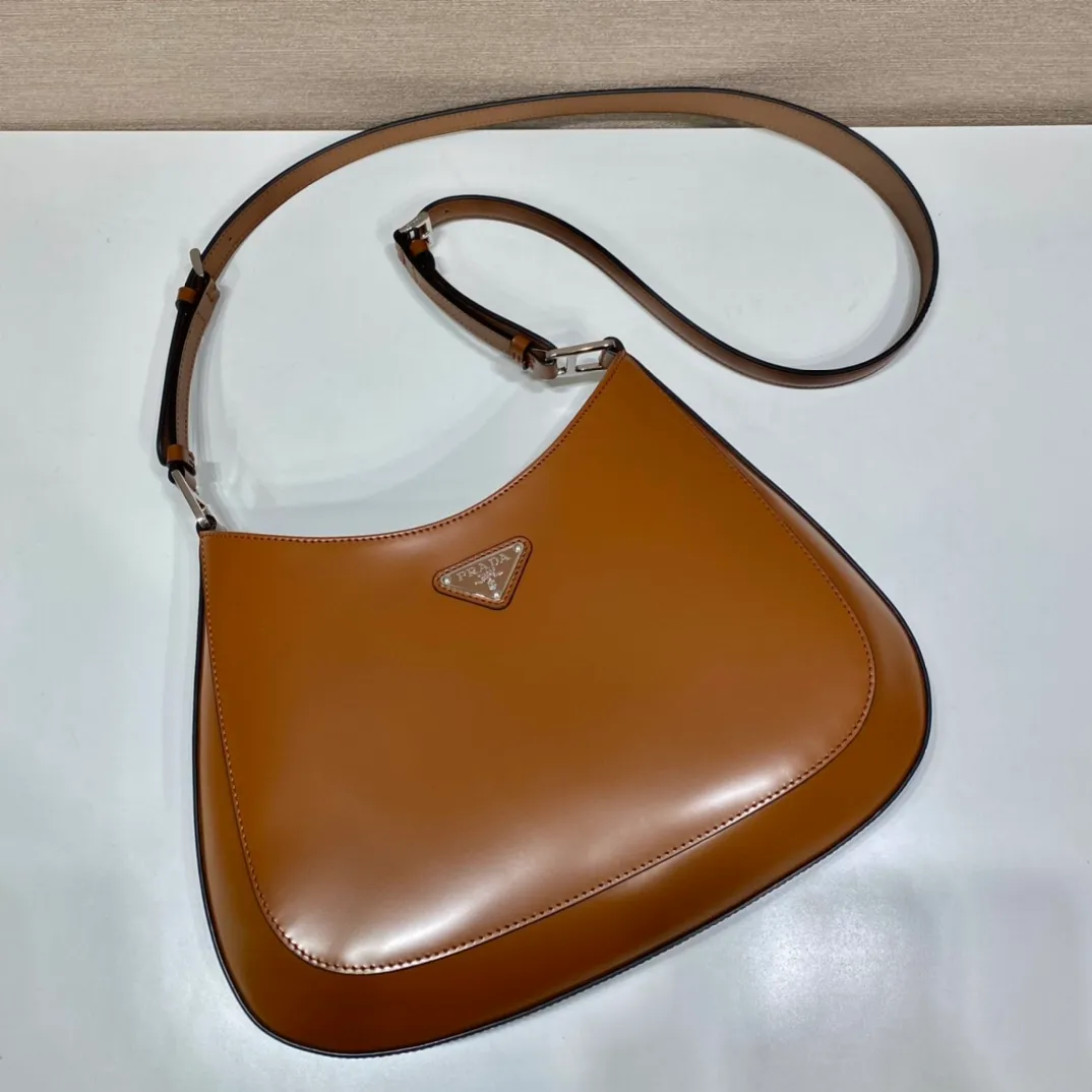💰1500🎉Large double shoulder straps🎉Upgraded version with new color😘Middle-hand armpit bag/double shoulder straps😘😘The second-hand armpit bag that has become popular this year has always been very popular. This upgraded version is more functional and the two shoulder straps are interchangeable. It can be carried on one shoulder or across the body, I love it😘, the whole leather is delicate and smooth, the special-shaped bag design is cool and fashionable, the capacity is sufficient, it is light and can be packed, it is timeless and has a retro-feel concave shape, it is perfect, another popular style for internet celebrities🙊🙊 Style number: 1BC156, length 30x height 18.5x base 4cm