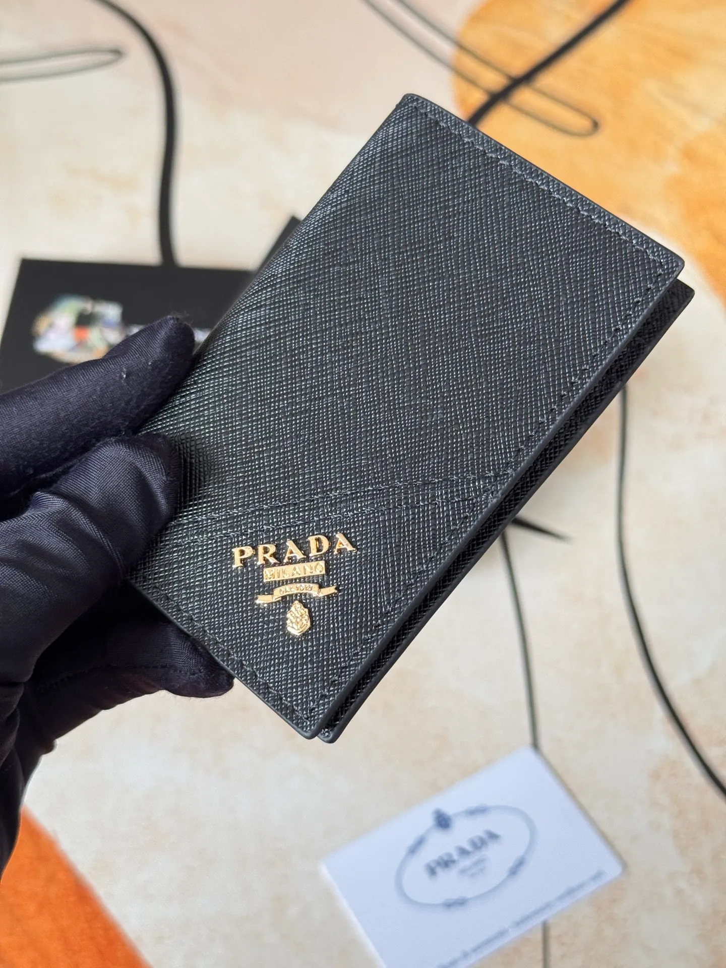 💰120💰prada cross pattern unisex card holder, can be placed in pockets, bags, and can be held in hand, made of cross pattern imported calfskin, pocket card holder, can hold change, 6 card slots, simple and elegant fashion trend. Model 2MC101, color as shown in the picture, size 11×7cm,