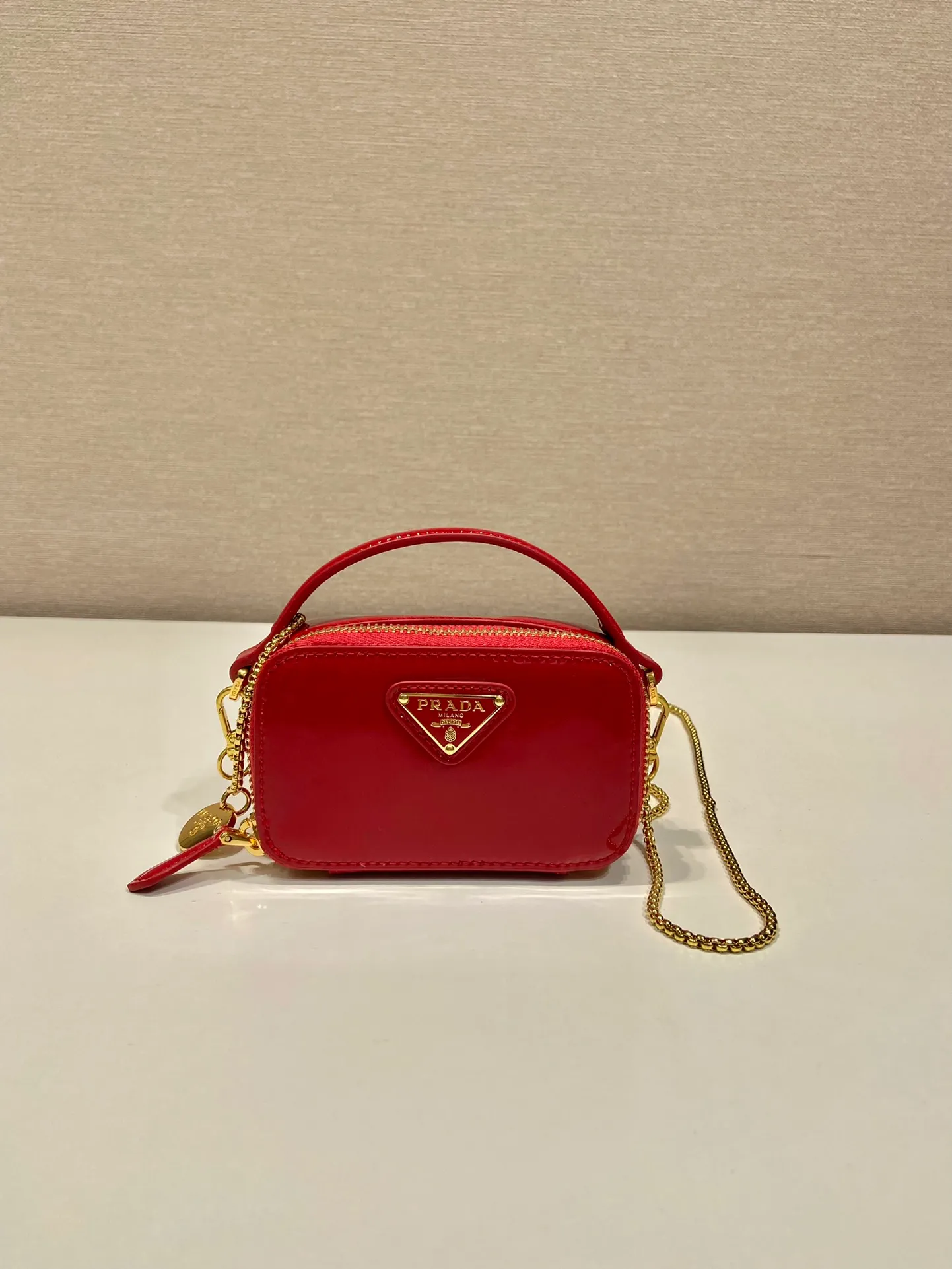 💰960🎉Mini cross-body bag🎉1NR025 mini size🎉🎉 This exquisite patent leather mini bag presents smooth and harmonious lines. Featuring leather handles and a detachable chain shoulder strap, featuring the signature triangle logo in enameled metal. My wife is lovely and worth having. Hurry up and get it🎉🎉Length 11x Height 6.5x Bottom 2.5cm🎉🎉👏👏