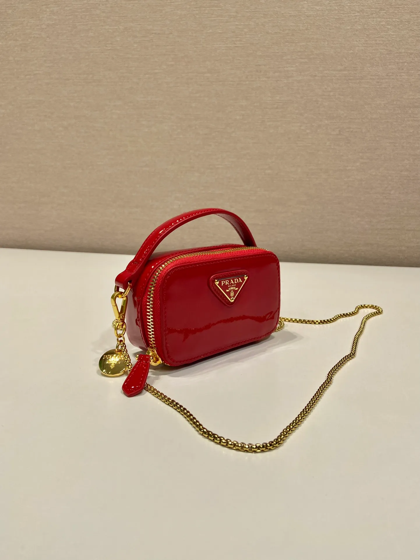 💰960🎉Mini cross-body bag🎉1NR025 mini size🎉🎉 This exquisite patent leather mini bag presents smooth and harmonious lines. Featuring leather handles and a detachable chain shoulder strap, featuring the signature triangle logo in enameled metal. My wife is lovely and worth having. Hurry up and get it🎉🎉Length 11x Height 6.5x Bottom 2.5cm🎉🎉👏👏