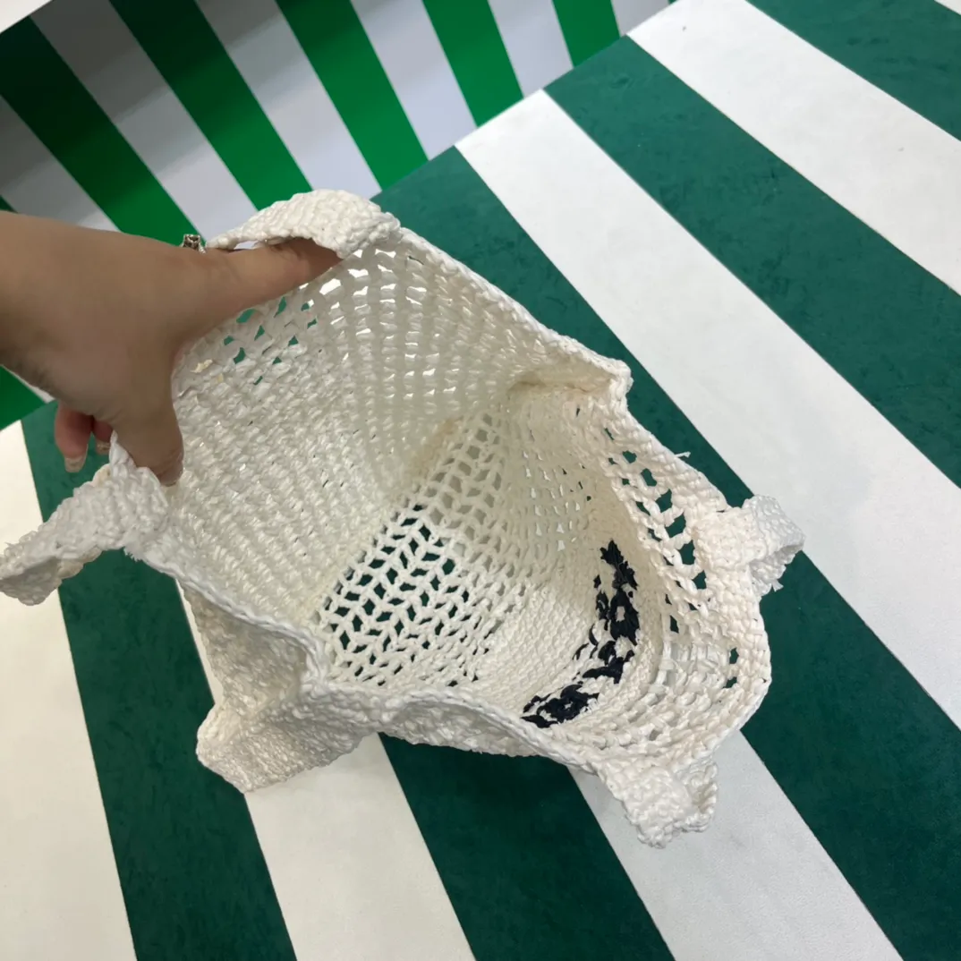 💰1160 Raffia Upgraded Version/White🦴 𝗣𝗿'𝗮𝗱𝗮Raffia Fiber Tote Bag Made of high-quality imported raffia🌿 Purely handmade! Every craftsman makes it with care and crochets it stitch by stitch! How can summer outings, picnics, and photo shoots be complete without a beautiful, lightweight and chic straw bag? 393 Size: 36×4×38cm