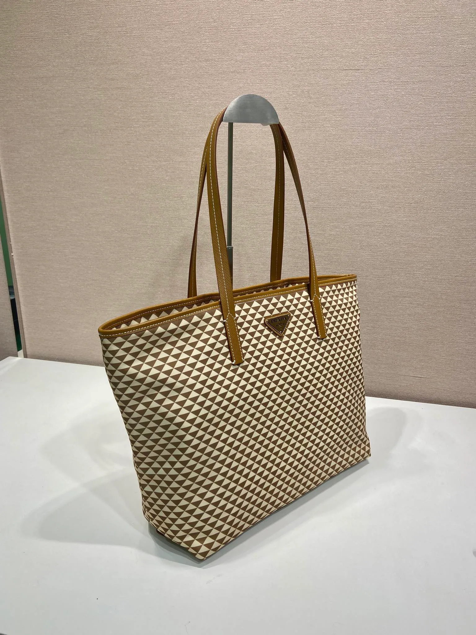 💰1160🎉New tote bag🎉1BD552 new product🎉🎉This Tessuto The Triangulum tote bag is made of imported printed nylon fabric with cross-grain cowhide. The triangular pattern is eye-catching in color and has a large capacity. It is really versatile😘😘The upper body effect is very stylish. Beauties, hurry up and get it🎉🎉. It is a must-have in spring and summer. It is also a popular style that will never go out of style🎉🎉 Length 33c Height 29x Bottom 14cm🎉🎉🎉💰💰💰