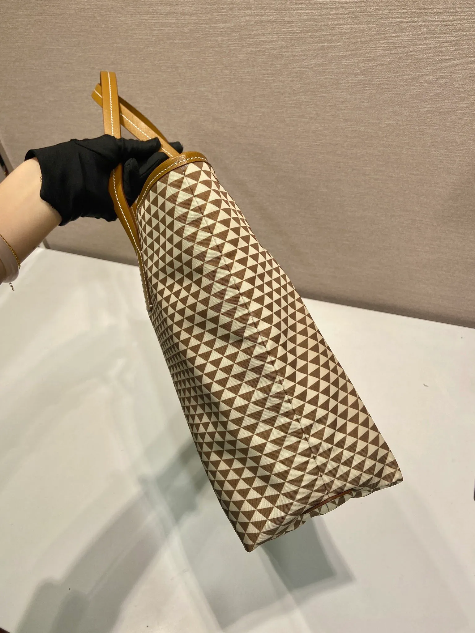 💰1160🎉New tote bag🎉1BD552 new product🎉🎉This Tessuto The Triangulum tote bag is made of imported printed nylon fabric with cross-grain cowhide. The triangular pattern is eye-catching in color and has a large capacity. It is really versatile😘😘The upper body effect is very stylish. Beauties, hurry up and get it🎉🎉. It is a must-have in spring and summer. It is also a popular style that will never go out of style🎉🎉 Length 33c Height 29x Bottom 14cm🎉🎉🎉💰💰💰