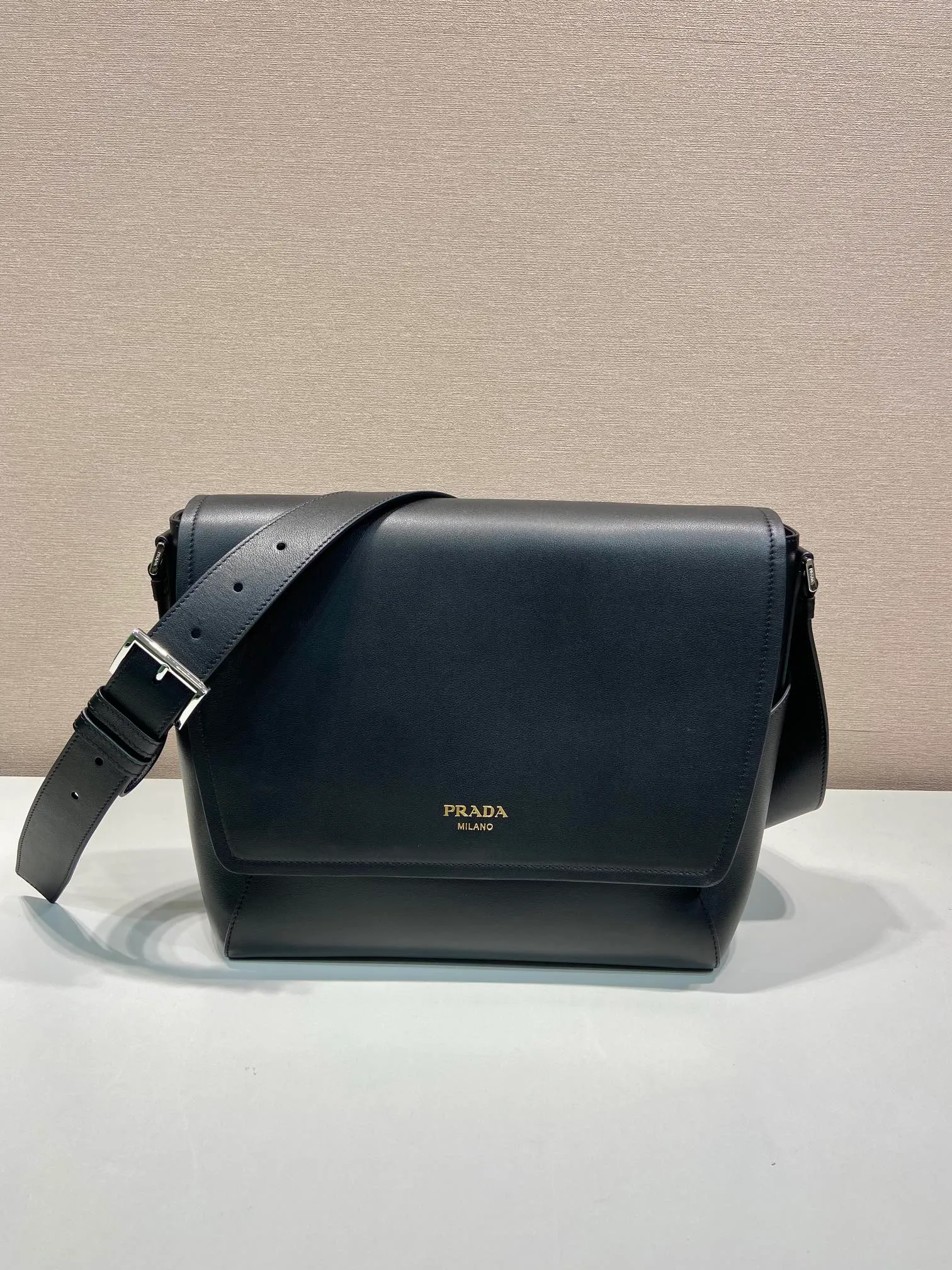 💰1840🎉New messenger bag🎉🎉2VD068 large size🎉🎉 This leather shoulder bag is made of imported calfskin, showing a fashionable and casual style. Compact in a flap silhouette with adjustable shoulder straps, it's detailed with metal hardware and a monogrammed logo. Flip cover design, the upper body effect is very cool, babies, hurry up and get it🎉🎉 Length 30x Height 27.5x Bottom 15cm🎉🎉🎉👏👏👏