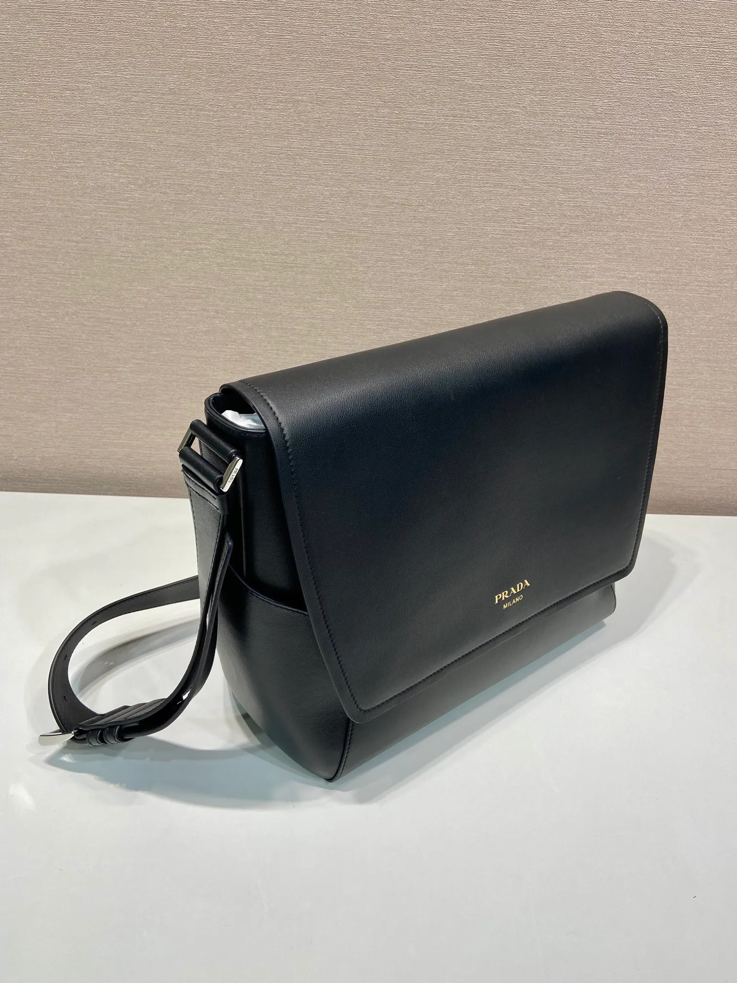 💰1840🎉New messenger bag🎉🎉2VD068 large size🎉🎉 This leather shoulder bag is made of imported calfskin, showing a fashionable and casual style. Compact in a flap silhouette with adjustable shoulder straps, it's detailed with metal hardware and a monogrammed logo. Flip cover design, the upper body effect is very cool, babies, hurry up and get it🎉🎉 Length 30x Height 27.5x Bottom 15cm🎉🎉🎉👏👏👏