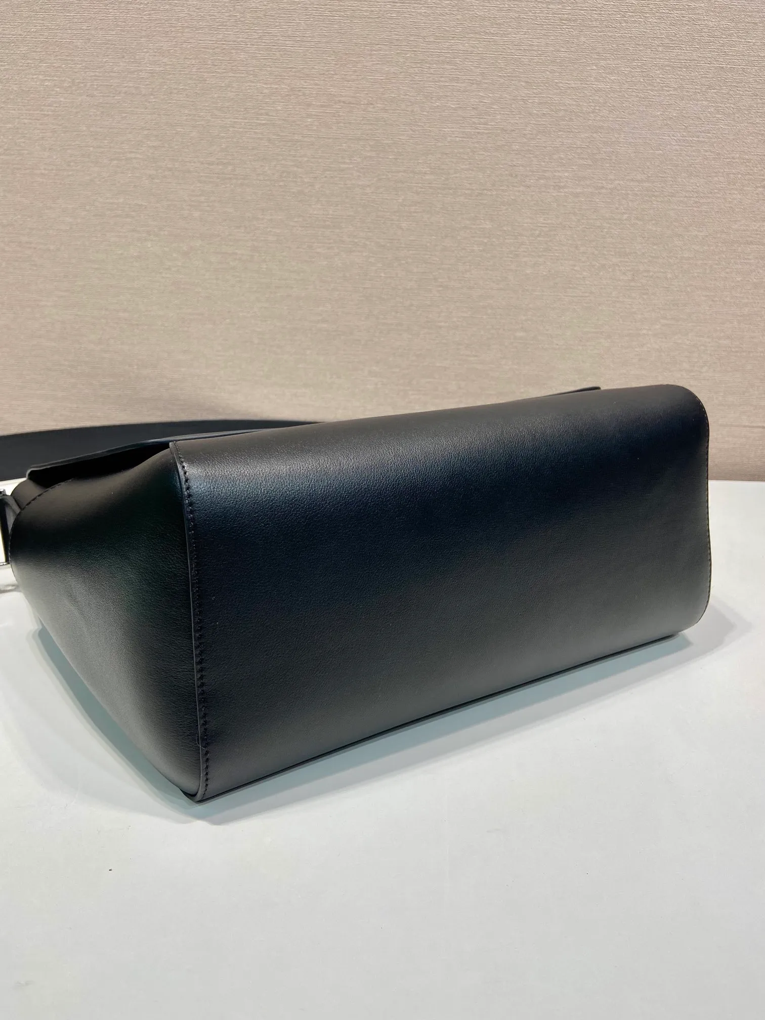 💰1840🎉New messenger bag🎉🎉2VD068 large size🎉🎉 This leather shoulder bag is made of imported calfskin, showing a fashionable and casual style. Compact in a flap silhouette with adjustable shoulder straps, it's detailed with metal hardware and a monogrammed logo. Flip cover design, the upper body effect is very cool, babies, hurry up and get it🎉🎉 Length 30x Height 27.5x Bottom 15cm🎉🎉🎉👏👏👏