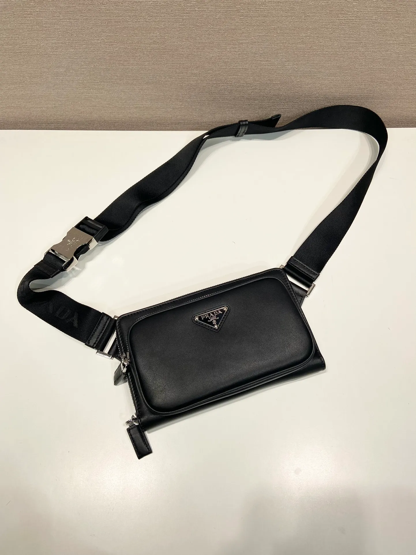 💰1320🎉New waist bag🎉2VH156🎉 This simple and versatile waist bag/chest bag is made of imported calfskin, showing modern charm with technological details. Regenerated nylon adjustable shoulder strap with top-grade metal buckle and external zippered pocket, small back pocket and internal card slots. Very functional and the upper body effect is very cool. Another popular style that never goes out of style🎉🎉 Length 21x Height 13x Bottom 2.5cm