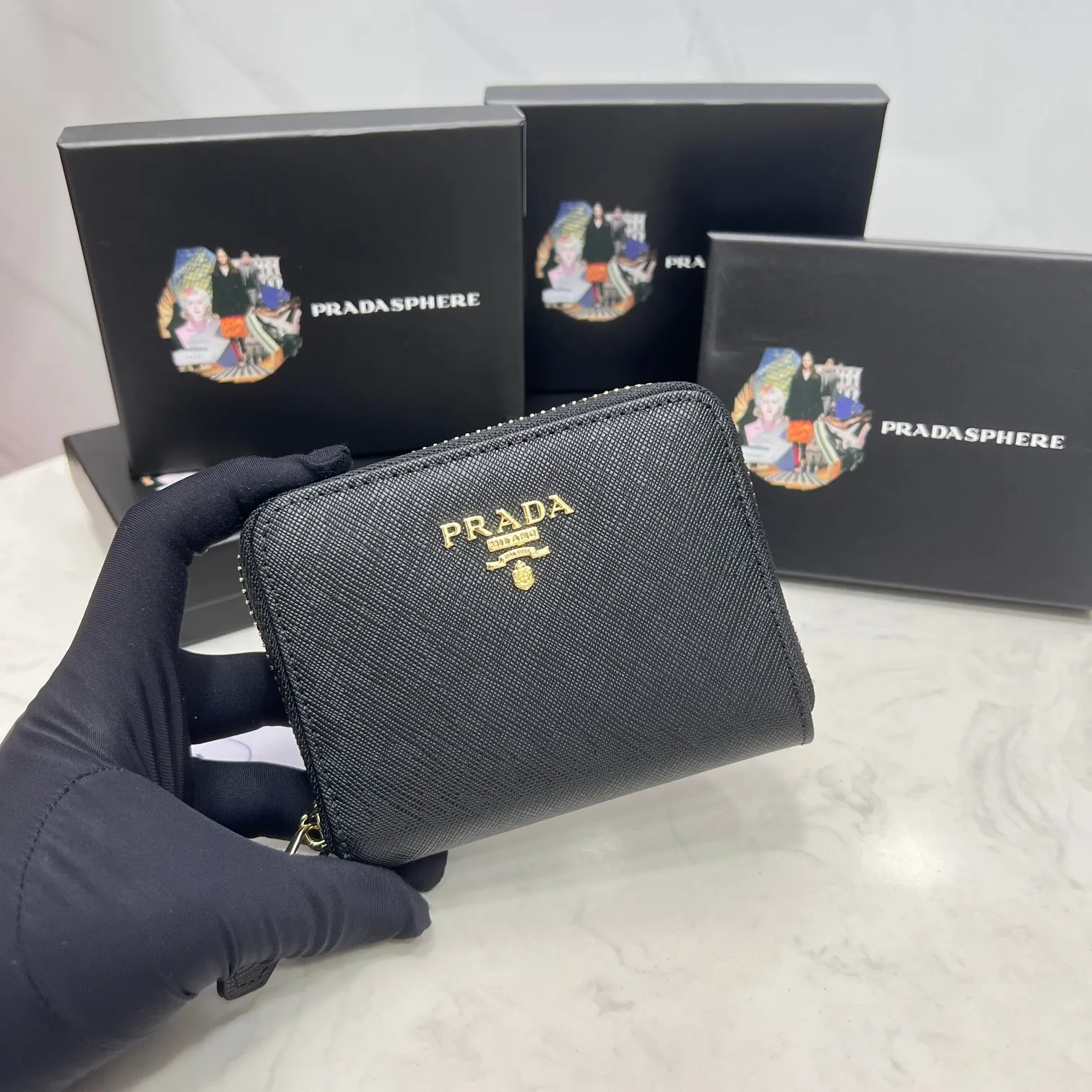 Batch 150 PRADA👏👏Hot-selling men’s card holder💼The latest style at the counter, synchronized with the official website, genuine product development, Italian top-quality original single cross-grain cowhide with excellent texture, threaded lining and imported hardware accessories! Exquisite wiring is even and neat, the oil edges are smooth, No.: LM207, Size: 10cm long, 8cm high, Color: red, black, plum red, blue, pink