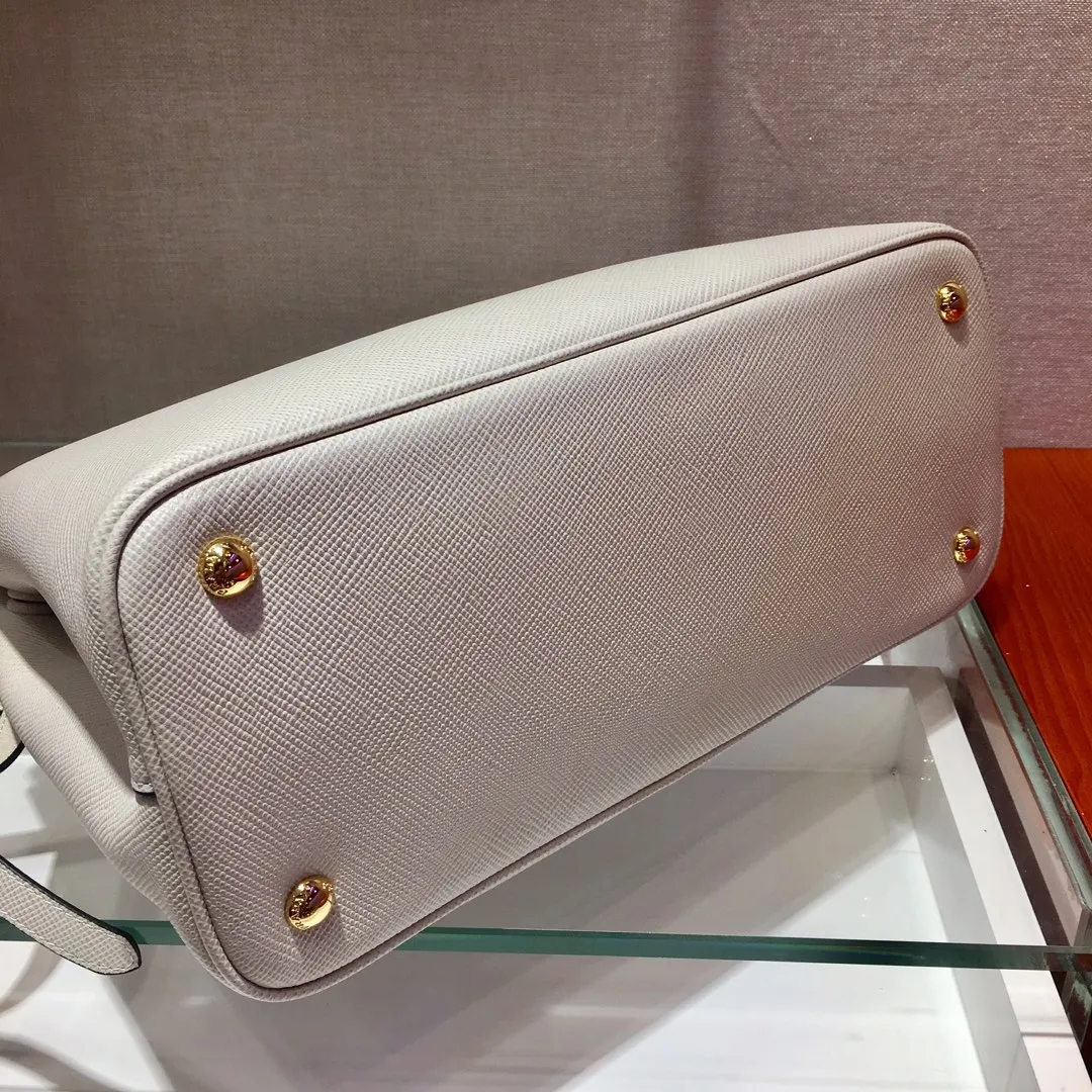 💰2040, P’s classic model 1BG775 in white, arrived in [color][color][color], fully upgraded, using imported thick cross-grain cow + contrasting calf leather inside, top brushed hardware, color matching handle, 175 OEM code, a timeless shopping bag [naughty][naughty][naughty], fashionable and generous, length 33x height 24.5x bottom 14cm,