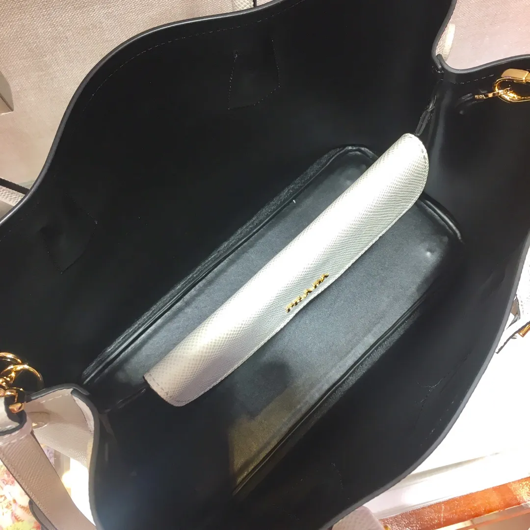 💰2040, P’s classic model 1BG775 in white, arrived in [color][color][color], fully upgraded, using imported thick cross-grain cow + contrasting calf leather inside, top brushed hardware, color matching handle, 175 OEM code, a timeless shopping bag [naughty][naughty][naughty], fashionable and generous, length 33x height 24.5x bottom 14cm,