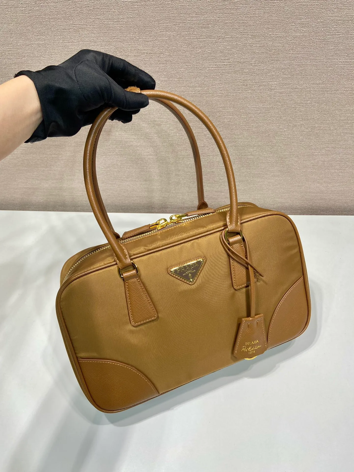 💰1460🎉New second-hand bag🎉1BB115 medium size🎉🎉 This double handle handbag is made of regenerated nylon, incorporating unique style elements and exquisite Saffiano leather details, completely subverting people's traditional perception of luxury goods. Practical design embellishments and exquisite details add a unique charm. Large capacity, practical and elegant👏Another popular style that will never go out of style🎉🎉 Length 30x Height 17.5x Base 9cm👏👏👏🎉🎉🎉