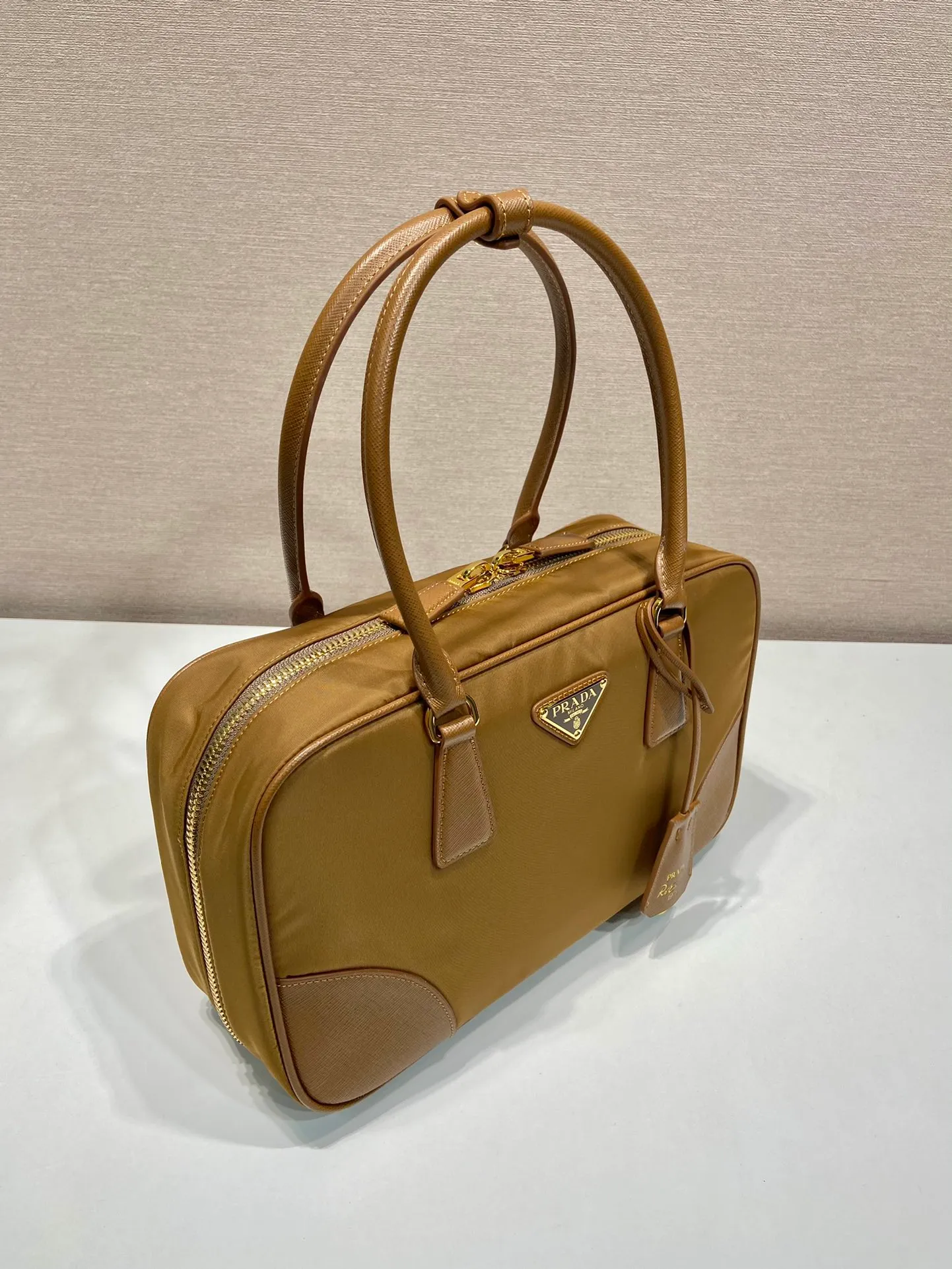 💰1460🎉New second-hand bag🎉1BB115 medium size🎉🎉 This double handle handbag is made of regenerated nylon, incorporating unique style elements and exquisite Saffiano leather details, completely subverting people's traditional perception of luxury goods. Practical design embellishments and exquisite details add a unique charm. Large capacity, practical and elegant👏Another popular style that will never go out of style🎉🎉 Length 30x Height 17.5x Base 9cm👏👏👏🎉🎉🎉