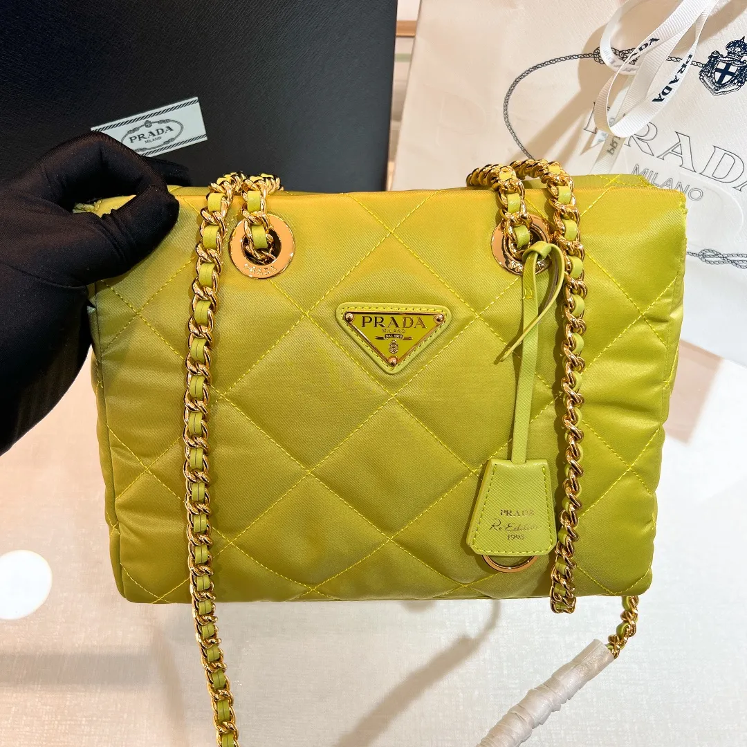 💰1120✨New product launch✨Middle-hand series chain shoulder bag/tramp bag Re-Edition19951BG468 The most fashionable retro bag type in the middle-hand series. The gold size is 25cm, suitable for fairies of all heights. It is super versatile and good-looking. Fashionable people must buy it! It is not only practical, lightweight, but also good-looking. It has a super large capacity. It has a triangle brand name + waterproof parachute nylon. The rhombus pattern adds a high quality. It is paired with a black gold chain and mixed leather shoulder strap. It is versatile and exquisite. It is ok for daily commuting and travel and vacation. It is simply great👏... Size: 25*19*7cm