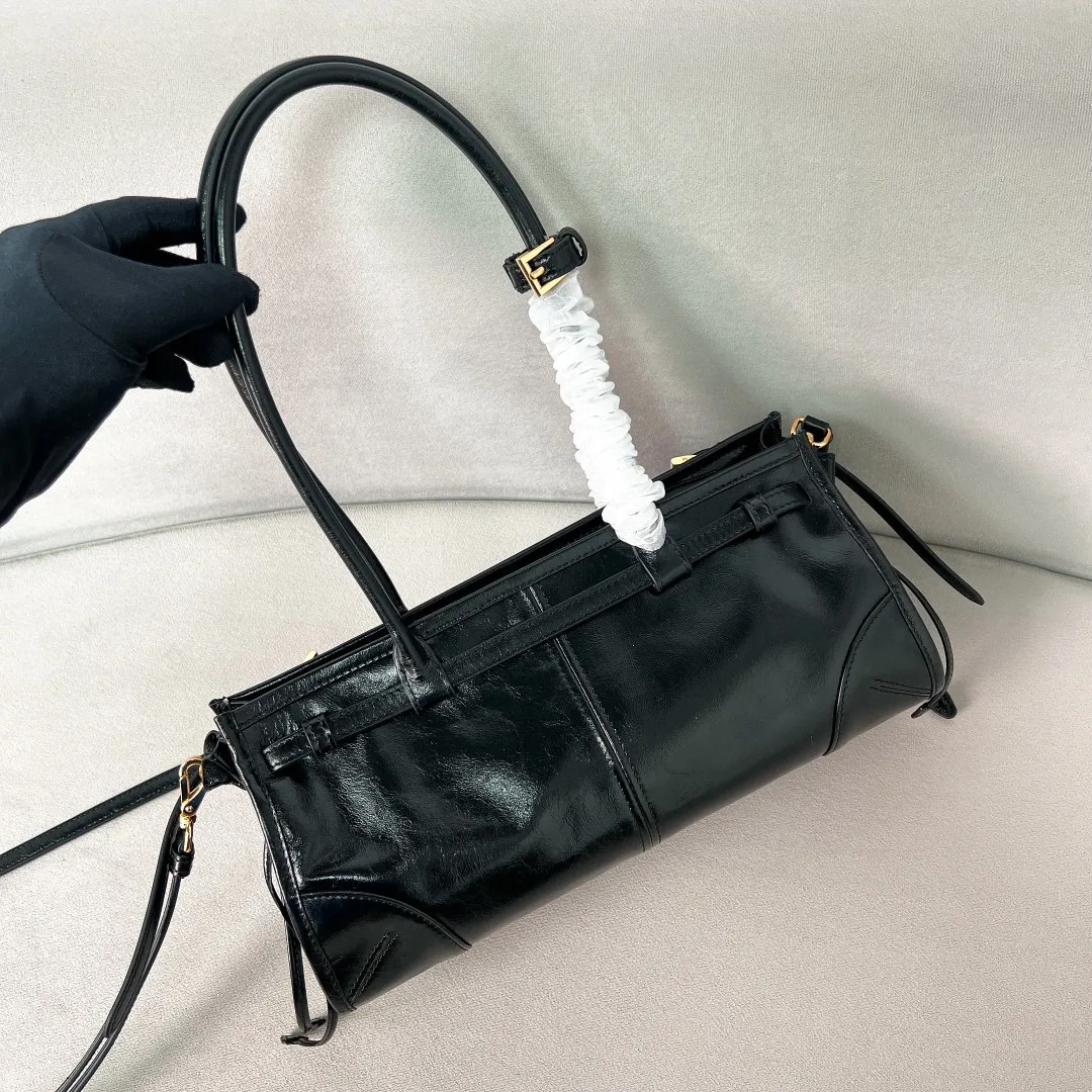 💰1840✨New model debut✨Oil-waxed leather LuxSoft handbag large size 1BA426 Popular LuxSoftBag Retro oil-waxed leather with gold hardware Iconic triangle logo Comes with a long shoulder strap Can be carried on one shoulder or crossbody The fashionable feel is straight forward Size 32*15.5*12