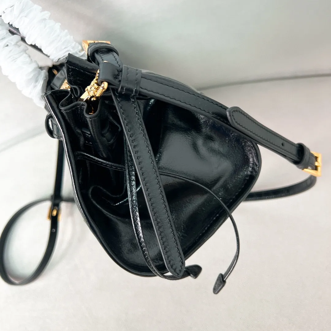 💰1840✨New model debut✨Oil-waxed leather LuxSoft handbag large size 1BA426 Popular LuxSoftBag Retro oil-waxed leather with gold hardware Iconic triangle logo Comes with a long shoulder strap Can be carried on one shoulder or crossbody The fashionable feel is straight forward Size 32*15.5*12