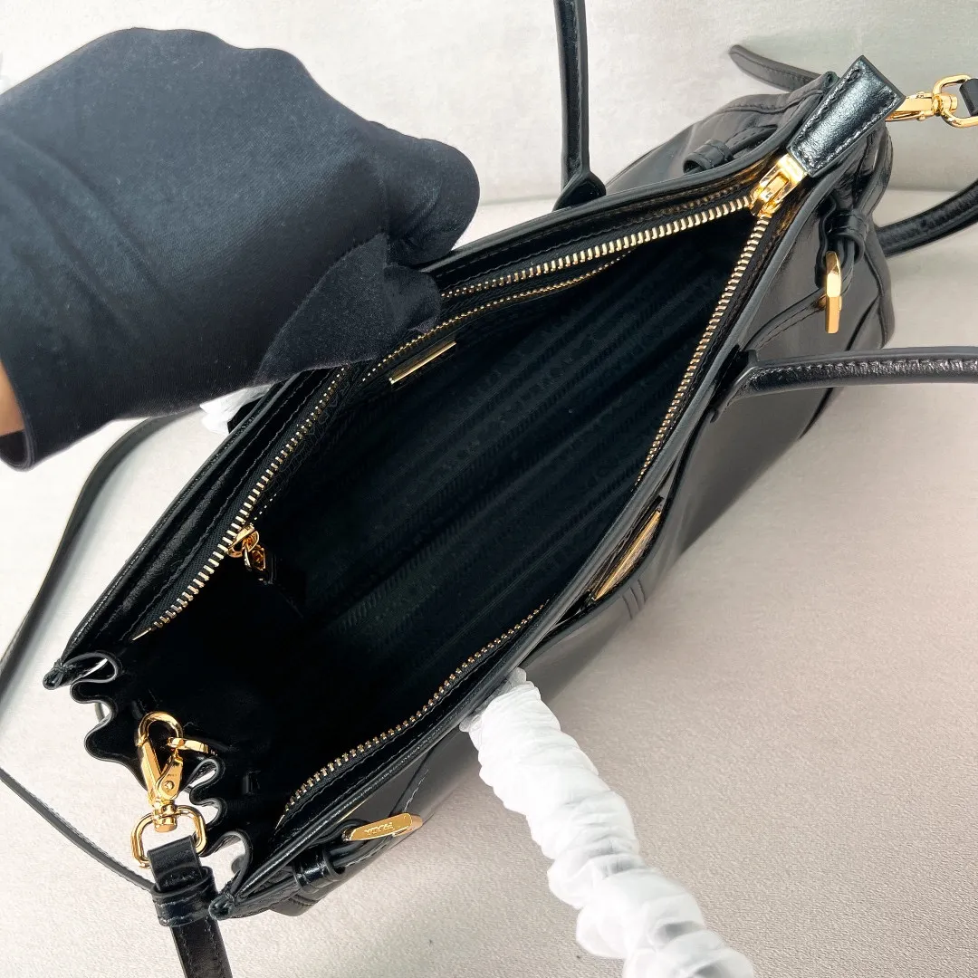💰1840✨New model debut✨Oil-waxed leather LuxSoft handbag large size 1BA426 Popular LuxSoftBag Retro oil-waxed leather with gold hardware Iconic triangle logo Comes with a long shoulder strap Can be carried on one shoulder or crossbody The fashionable feel is straight forward Size 32*15.5*12