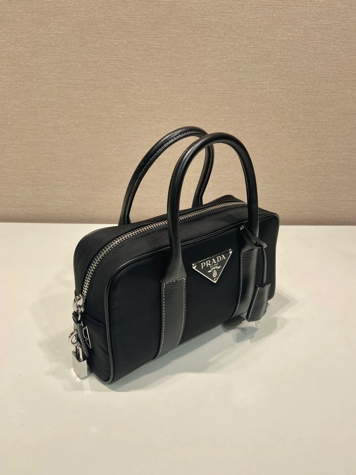💰1160🎉Second-hand Boston🎉1BG846 nylon fabric🎉🎉 This Boston handbag is super cute🎉, imported nylon fabric and calfskin, with a conspicuous triangle logo and a small lock. It adds a lot of spruceness and feels perfect💯Soft and comfortable, it is a versatile and practical ceiling in Boston🎉🎉Hurry up and get it🎉🎉 Length 24x Height 15x Bottom 5cm🎉🎉🎉👏👏👏