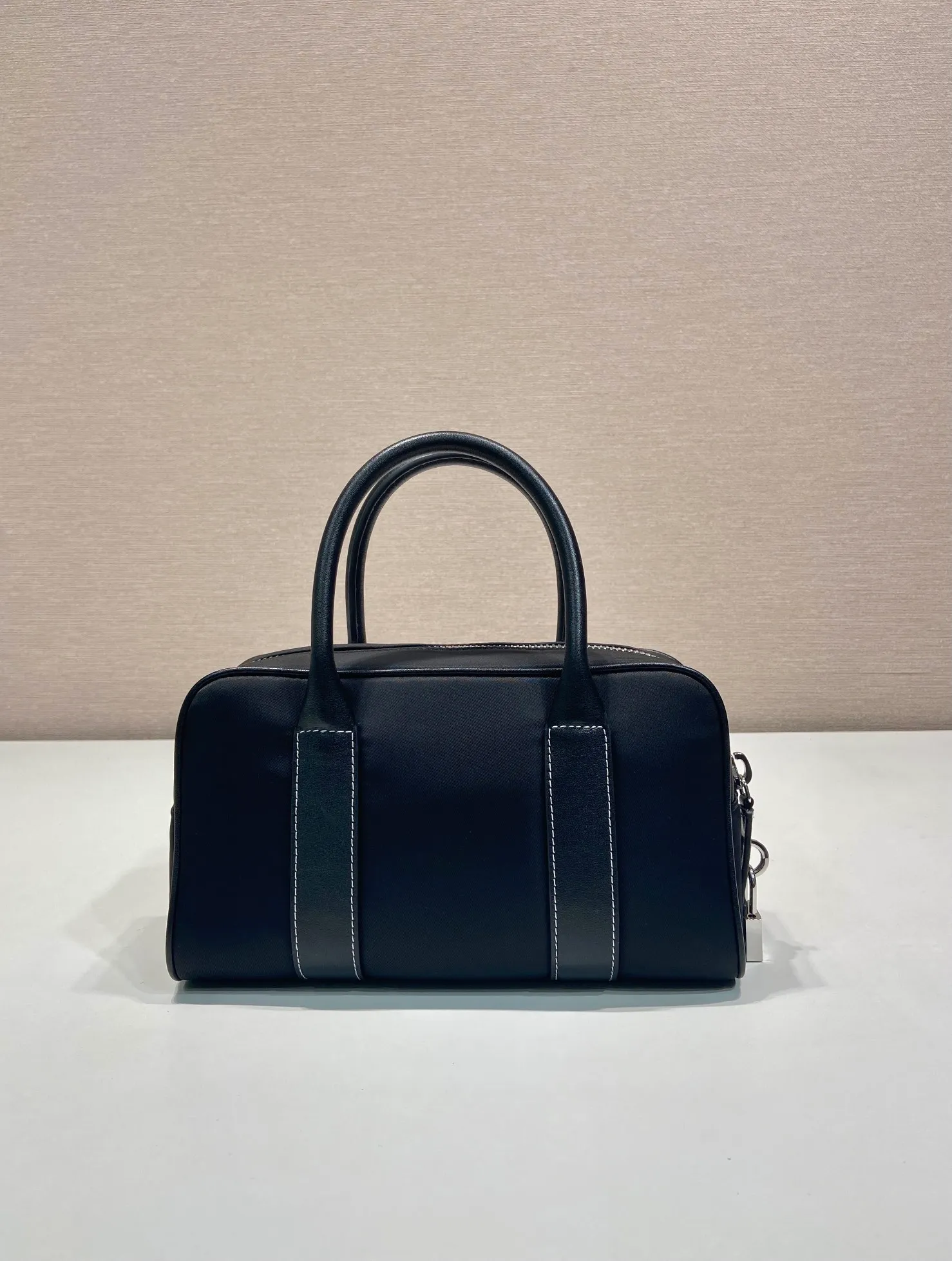 💰1160🎉Second-hand Boston🎉1BG846 nylon fabric🎉🎉 This Boston handbag is super cute🎉, imported nylon fabric and calfskin, with a conspicuous triangle logo and a small lock. It adds a lot of spruceness and feels perfect💯Soft and comfortable, it is a versatile and practical ceiling in Boston🎉🎉Hurry up and get it🎉🎉 Length 24x Height 15x Bottom 5cm🎉🎉🎉👏👏👏