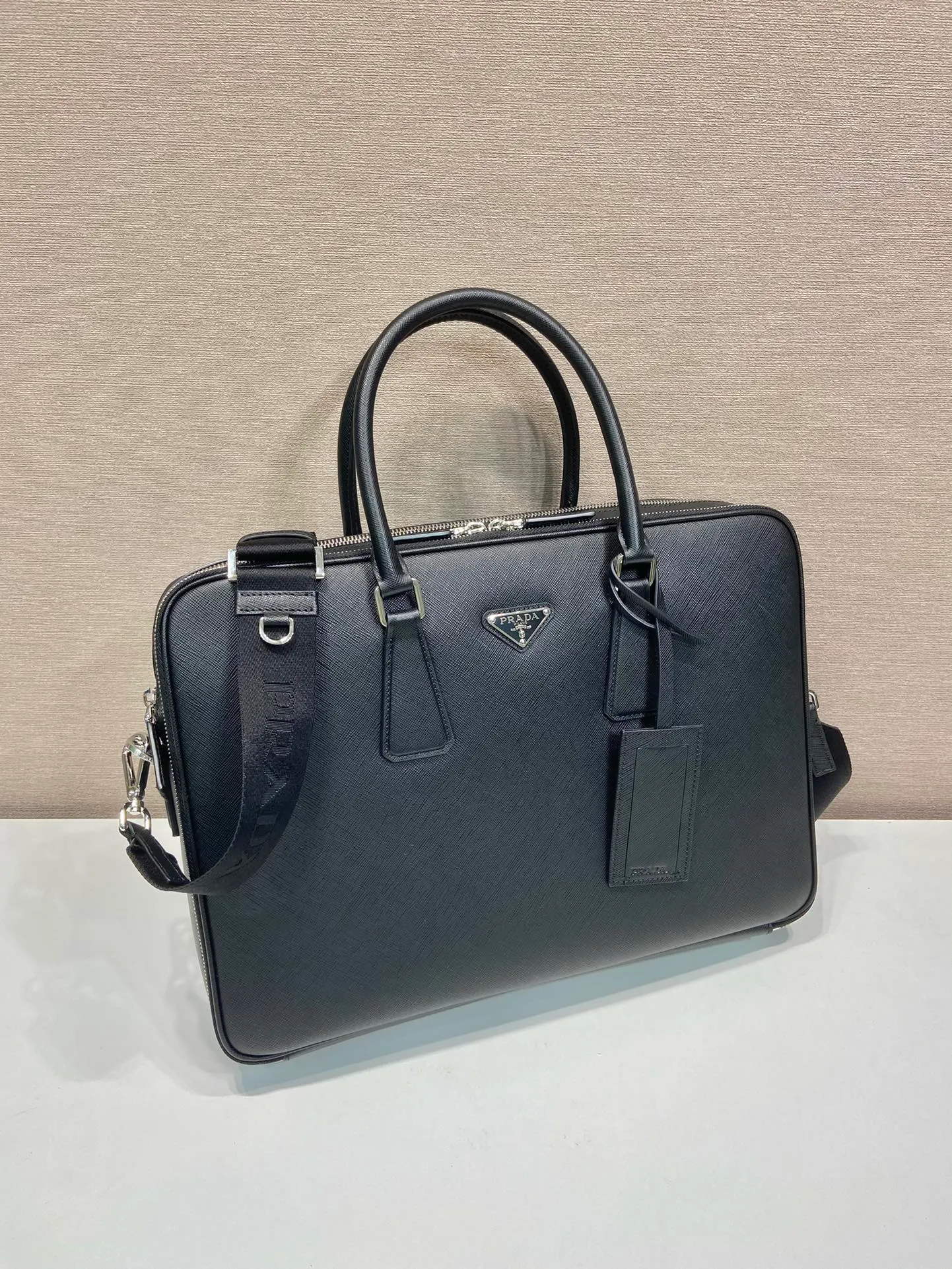 💰2100🎉Double Layer Briefcase🎉🎉2VE022🎉 This elegant and sophisticated briefcase features two compartments, multiple interior pockets and a removable nylon shoulder strap for a functional structure. The body of the bag is made of brand Saffiano leather. It is simple and elegant, and it is a popular style that will never go out of style🎉🎉 Length 38x Height 28x Bottom 6.5cm🎉🎉🎉👏👏👏