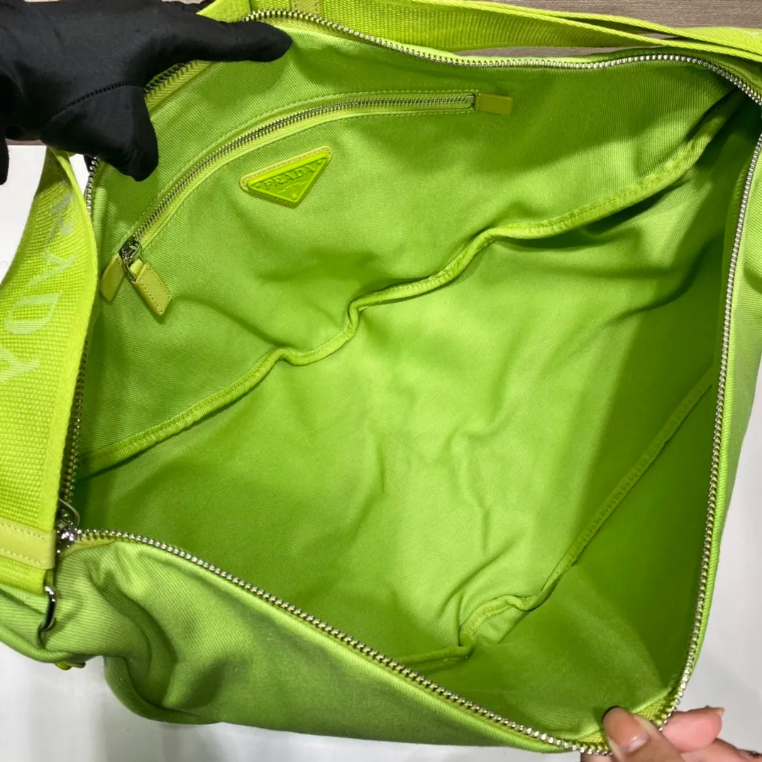 💰1120👏Canvas triangle bag👏2VY007👏👏 The triangle bag that is the most popular on the Internet is here😘This multifunctional triangle canvas crossbody bag is reinterpreted in a novel way, equipped with an adjustable shoulder strap for easy carrying in different ways. The exquisite painted metal triangle mark of the same color shows its grandeur👏. The large triangle design can be carried and carried, and it is full of combat power. It is really too towering. The casual style adds a lot of youthfulness! It’s perfect😘It’s very trendy on the street👏 Dimensions: bag length 60/bottom length 22.5x height and width 28cm👏👏👏👍👍👍