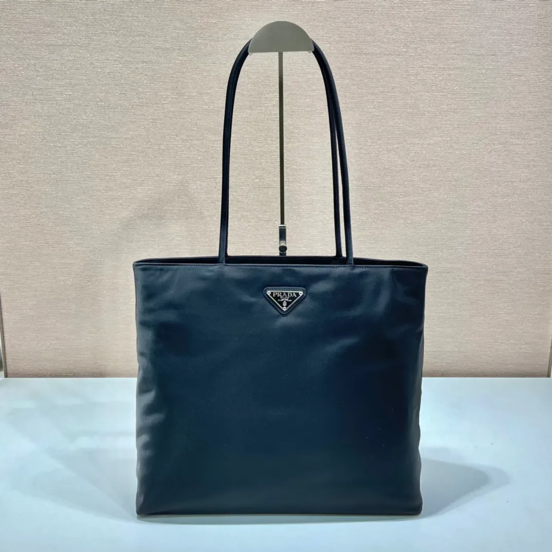 💰860🎉New tote bag🎉B6248🎉 This retro tote bag is made of imported nylon fabric, with the iconic triangle logo👏The design is simple and fashionable😘Large space capacity👍Very practical👍Retro fashion combined, so beautiful🎉🎉Another shopping bag that will never go out of style. If you like babies, hurry up and get it Length 35x Height 30x Bottom 10cm🎉🎉🎉👏👏👏