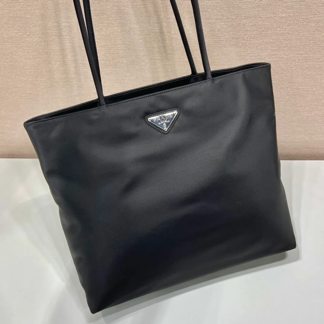 💰860🎉New tote bag🎉B6248🎉 This retro tote bag is made of imported nylon fabric, with the iconic triangle logo👏The design is simple and fashionable😘Large space capacity👍Very practical👍Retro fashion combined, so beautiful🎉🎉Another shopping bag that will never go out of style. If you like babies, hurry up and get it Length 35x Height 30x Bottom 10cm🎉🎉🎉👏👏👏