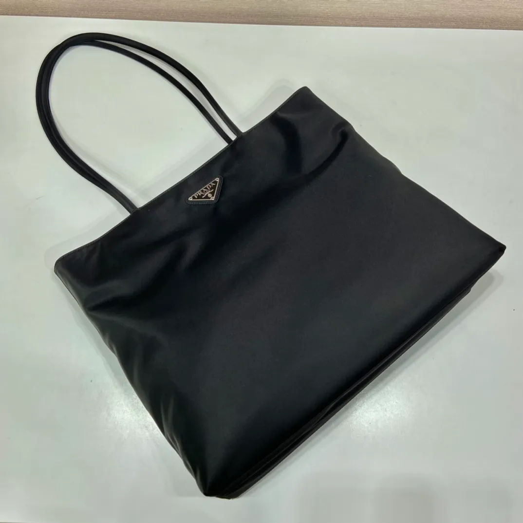 💰860🎉New tote bag🎉B6248🎉 This retro tote bag is made of imported nylon fabric, with the iconic triangle logo👏The design is simple and fashionable😘Large space capacity👍Very practical👍Retro fashion combined, so beautiful🎉🎉Another shopping bag that will never go out of style. If you like babies, hurry up and get it Length 35x Height 30x Bottom 10cm🎉🎉🎉👏👏👏