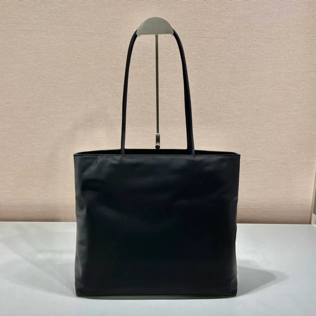 💰860🎉New tote bag🎉B6248🎉 This retro tote bag is made of imported nylon fabric, with the iconic triangle logo👏The design is simple and fashionable😘Large space capacity👍Very practical👍Retro fashion combined, so beautiful🎉🎉Another shopping bag that will never go out of style. If you like babies, hurry up and get it Length 35x Height 30x Bottom 10cm🎉🎉🎉👏👏👏