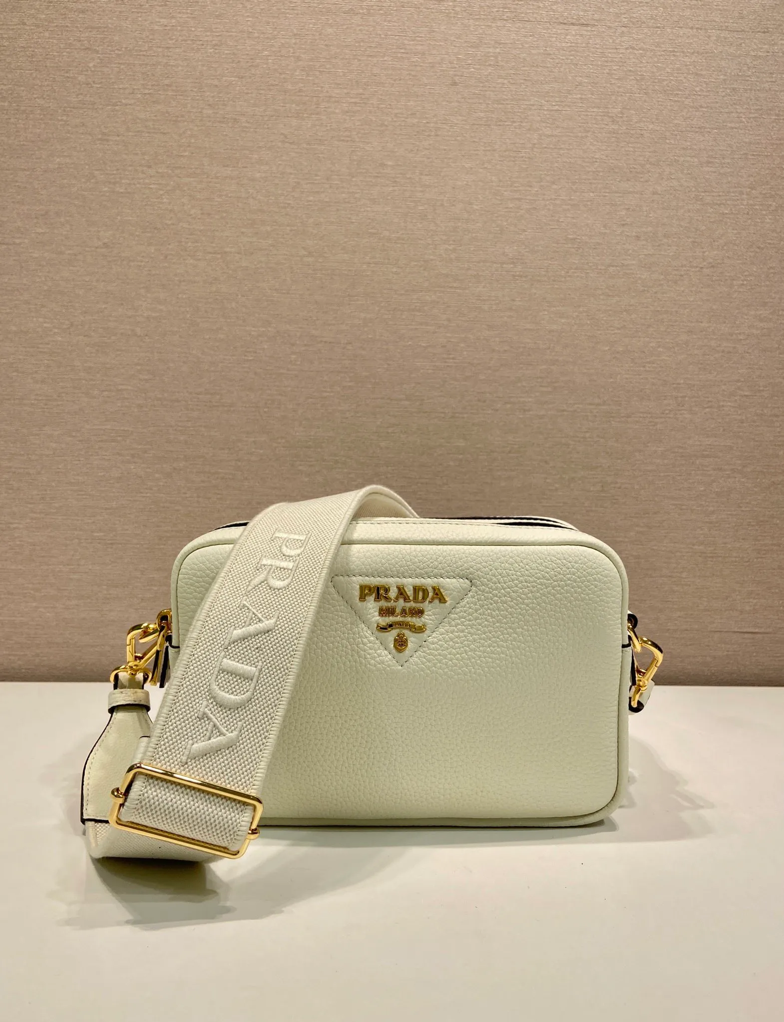 💰1700🎉New double shoulder strap🎉1BD082 This double shoulder strap is made of imported deerskin grain cowhide and equipped with two interchangeable and adjustable long shoulder straps. The combination of fabric webbing and cowhide is perfect😘, versatile for mixing and matching different clothes on different occasions😘, large capacity, many compartments, super soft feel🎉Hurry up and get it🎉 Length 22x height 14x bottom 8cm🎉🎉🎉👏👏👏