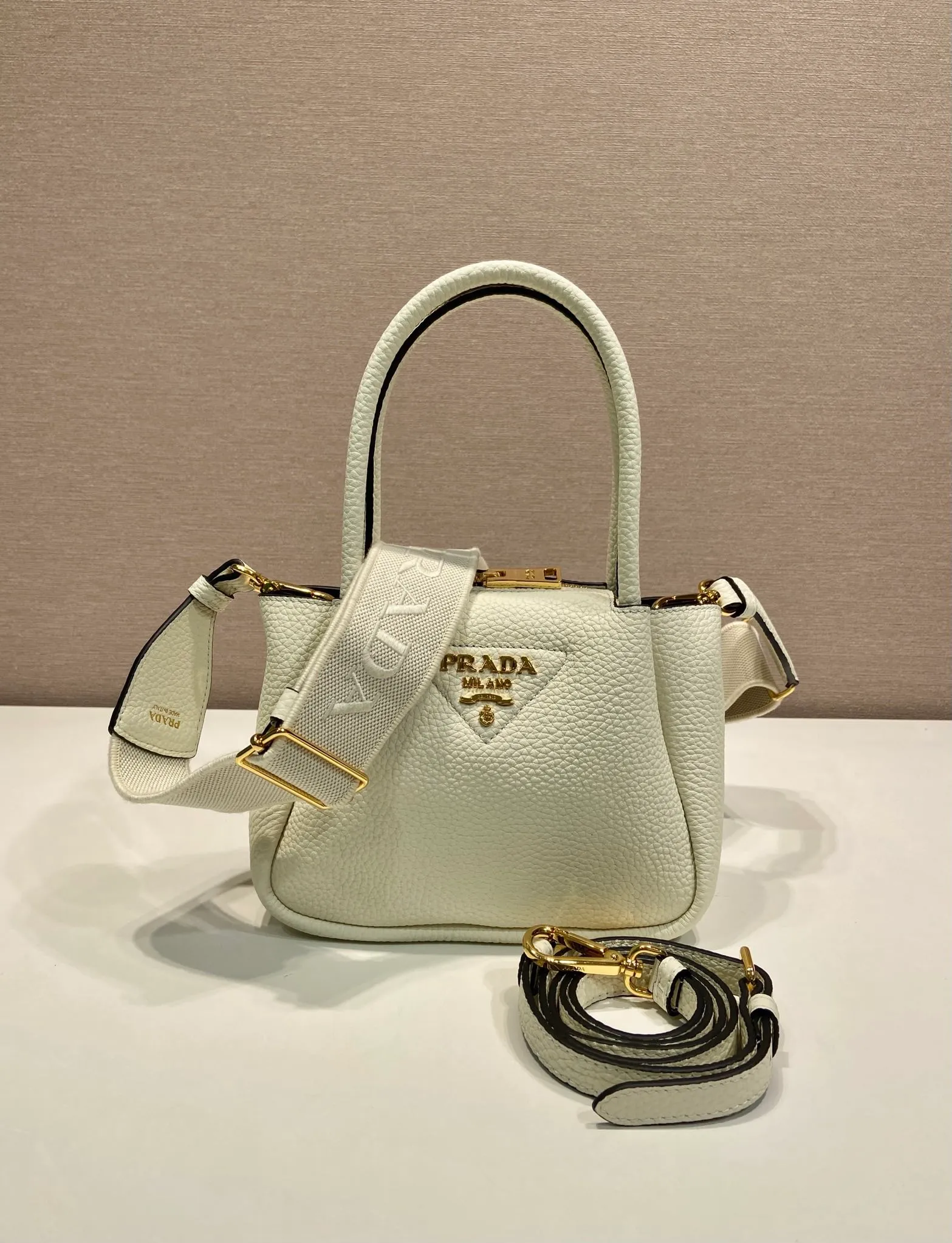 💰1760🎉New arrival🎉1BA362 mini size🎉🎉 This contemporary fine leather handbag displays natural texture and is designed with reverse stitching to create a soft and round shape. It is small in size and can be carried by hand. It is equipped with 2 interchangeable long shoulder straps, making it versatile and elegant. The upper body effect is nice and cute😘, babies, hurry up and get it🎉🎉 Length 19.5x height 18x ​​bottom 9cm🎉🎉🎉💰💰💰