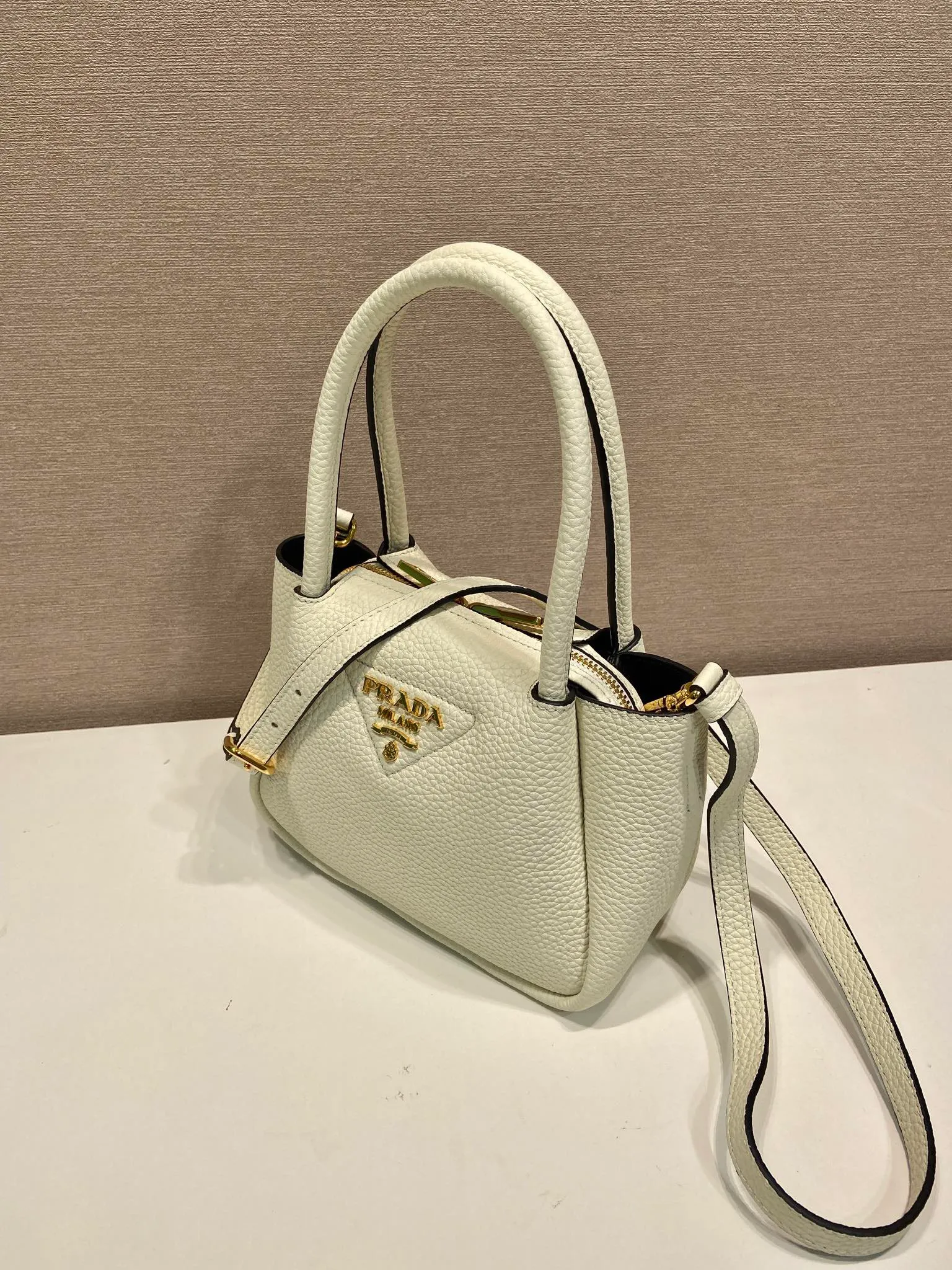 💰1760🎉New arrival🎉1BA362 mini size🎉🎉 This contemporary fine leather handbag displays natural texture and is designed with reverse stitching to create a soft and round shape. It is small in size and can be carried by hand. It is equipped with 2 interchangeable long shoulder straps, making it versatile and elegant. The upper body effect is nice and cute😘, babies, hurry up and get it🎉🎉 Length 19.5x height 18x ​​bottom 9cm🎉🎉🎉💰💰💰