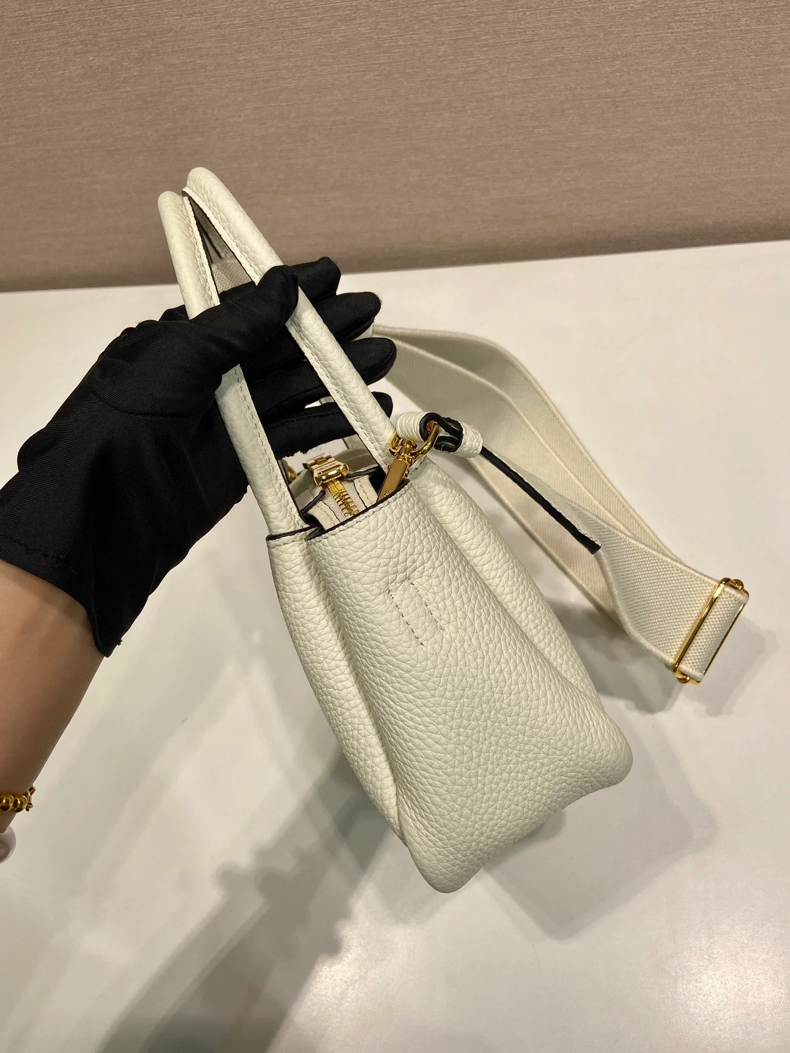💰1760🎉New arrival🎉1BA362 mini size🎉🎉 This contemporary fine leather handbag displays natural texture and is designed with reverse stitching to create a soft and round shape. It is small in size and can be carried by hand. It is equipped with 2 interchangeable long shoulder straps, making it versatile and elegant. The upper body effect is nice and cute😘, babies, hurry up and get it🎉🎉 Length 19.5x height 18x ​​bottom 9cm🎉🎉🎉💰💰💰