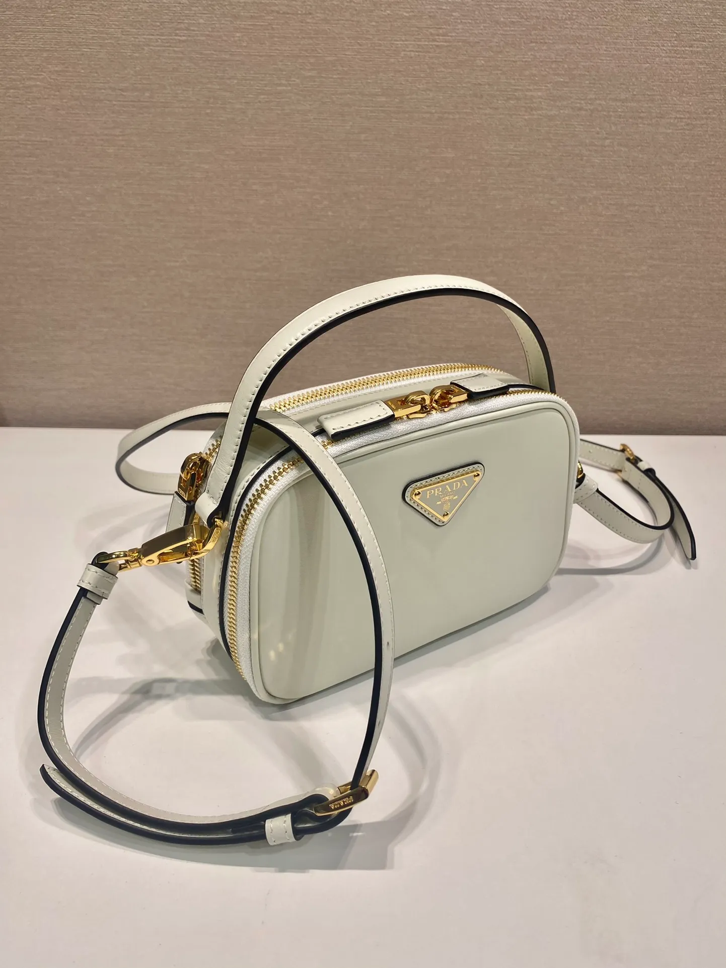 💰1500🎉New style🎉1BH203🎉🎉 This mini handbag is made of calfskin and inner sheepskin to inject vitality. Versatile and structured, it can be carried by hand or carried over the shoulder with the detachable shoulder strap, and features a double zip top and embellished with an enameled triangle logo in metal. Large capacity space, beautiful upper body effect🎉🎉 Length 18.5x height 13x bottom 6.5cm🎉🎉🎉👏👏👏