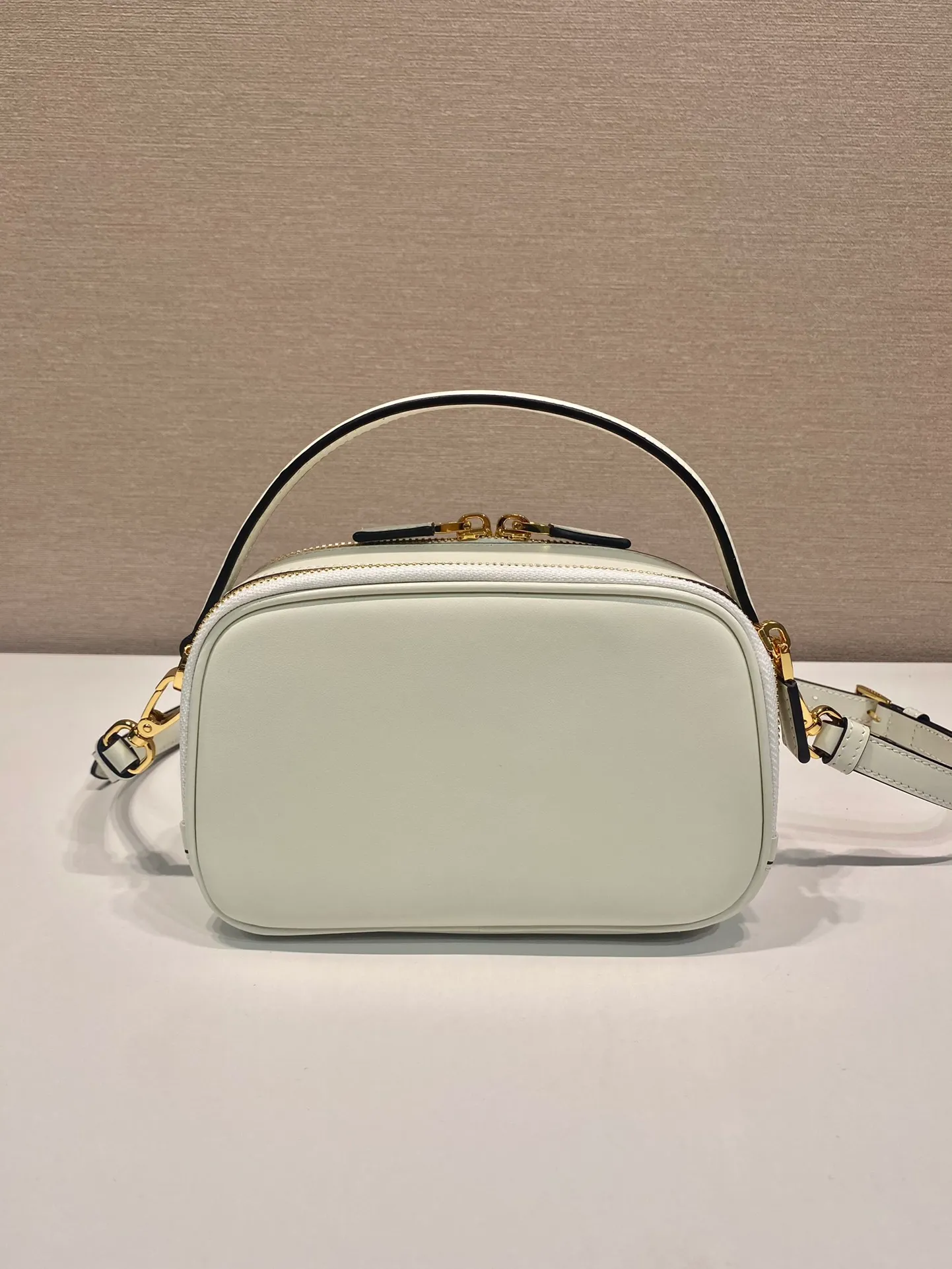 💰1500🎉New style🎉1BH203🎉🎉 This mini handbag is made of calfskin and inner sheepskin to inject vitality. Versatile and structured, it can be carried by hand or carried over the shoulder with the detachable shoulder strap, and features a double zip top and embellished with an enameled triangle logo in metal. Large capacity space, beautiful upper body effect🎉🎉 Length 18.5x height 13x bottom 6.5cm🎉🎉🎉👏👏👏