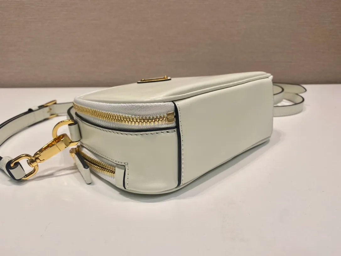 💰1500🎉New style🎉1BH203🎉🎉 This mini handbag is made of calfskin and inner sheepskin to inject vitality. Versatile and structured, it can be carried by hand or carried over the shoulder with the detachable shoulder strap, and features a double zip top and embellished with an enameled triangle logo in metal. Large capacity space, beautiful upper body effect🎉🎉 Length 18.5x height 13x bottom 6.5cm🎉🎉🎉👏👏👏