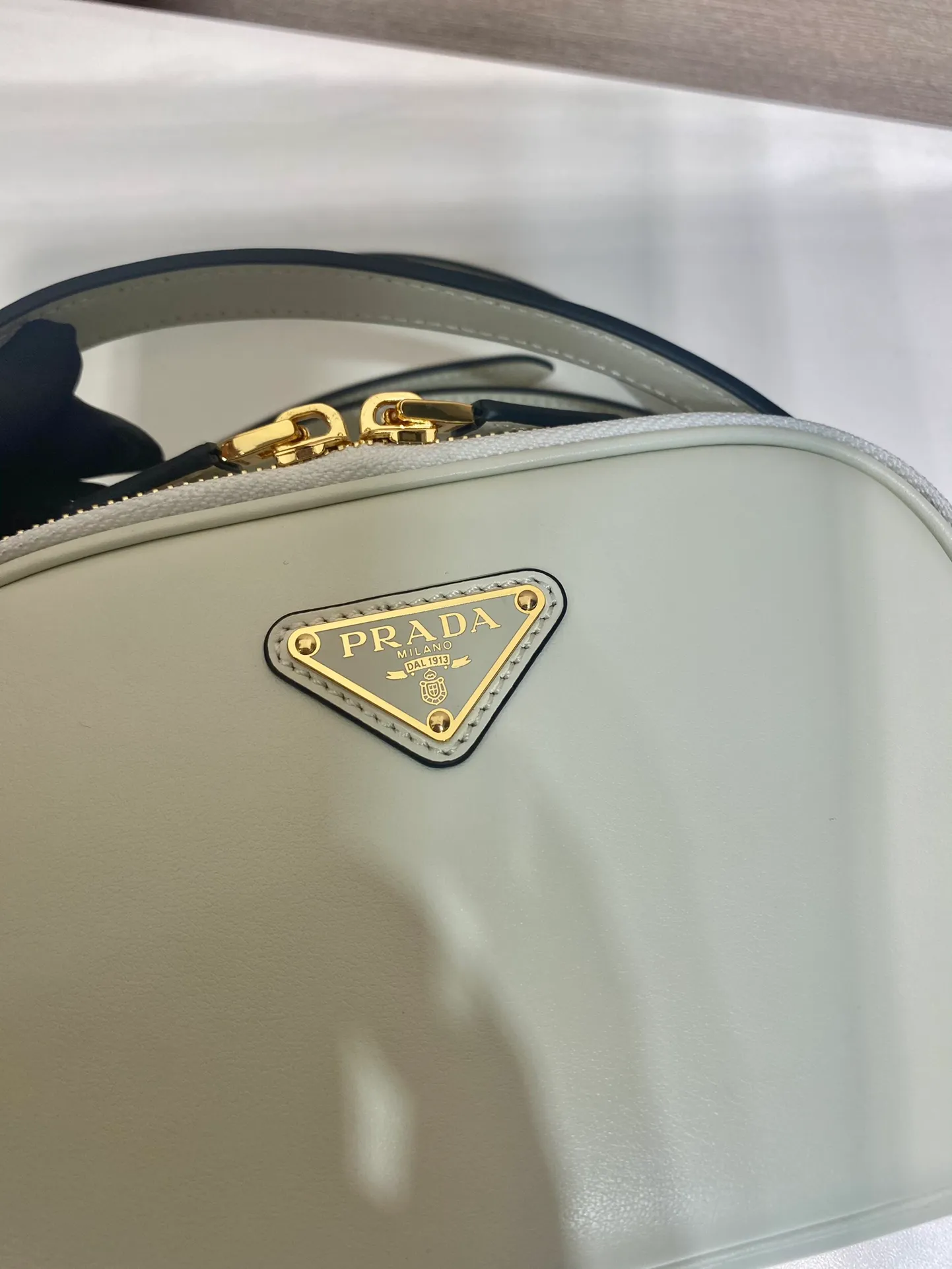💰1500🎉New style🎉1BH203🎉🎉 This mini handbag is made of calfskin and inner sheepskin to inject vitality. Versatile and structured, it can be carried by hand or carried over the shoulder with the detachable shoulder strap, and features a double zip top and embellished with an enameled triangle logo in metal. Large capacity space, beautiful upper body effect🎉🎉 Length 18.5x height 13x bottom 6.5cm🎉🎉🎉👏👏👏
