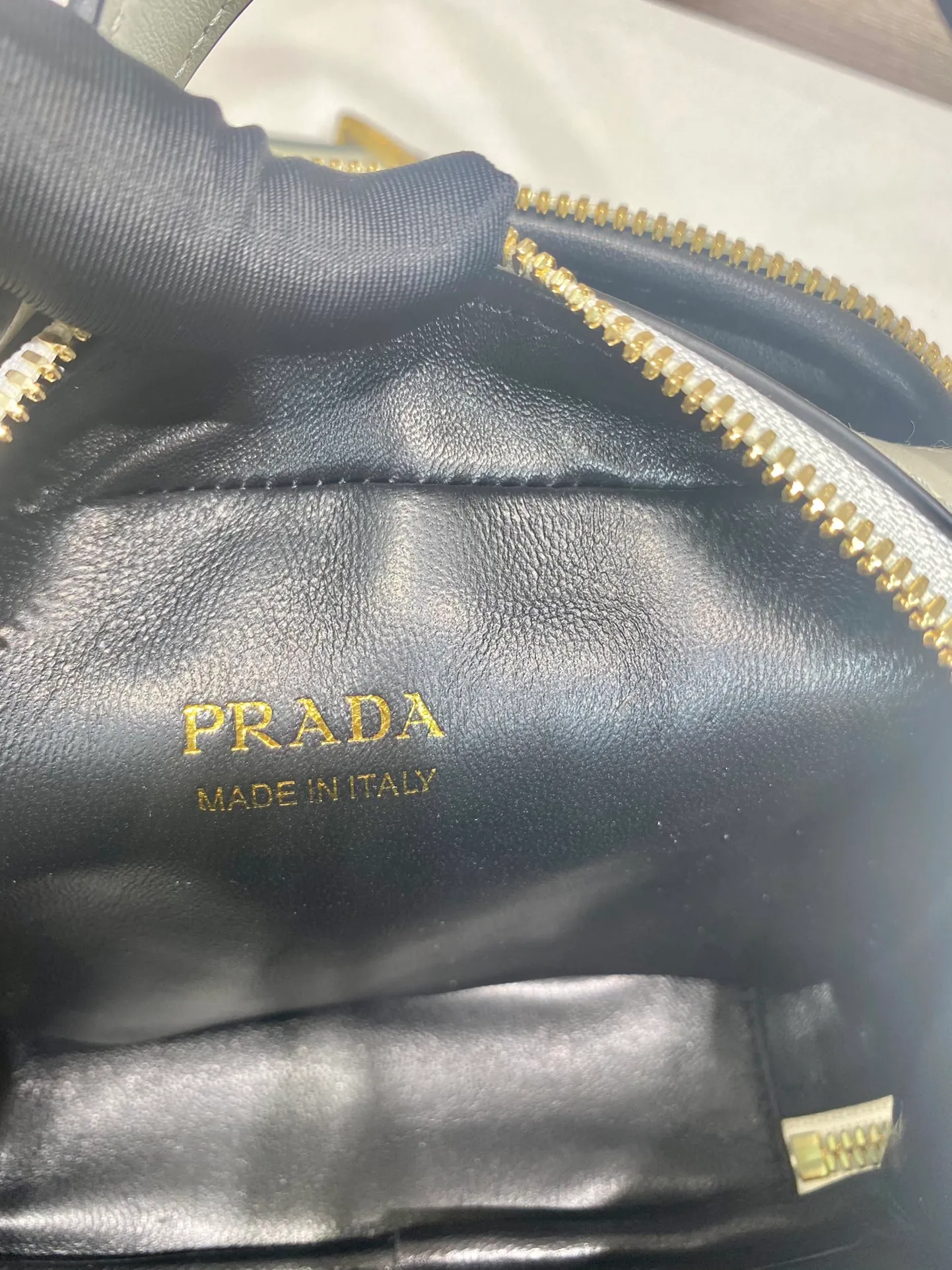 💰1500🎉New style🎉1BH203🎉🎉 This mini handbag is made of calfskin and inner sheepskin to inject vitality. Versatile and structured, it can be carried by hand or carried over the shoulder with the detachable shoulder strap, and features a double zip top and embellished with an enameled triangle logo in metal. Large capacity space, beautiful upper body effect🎉🎉 Length 18.5x height 13x bottom 6.5cm🎉🎉🎉👏👏👏