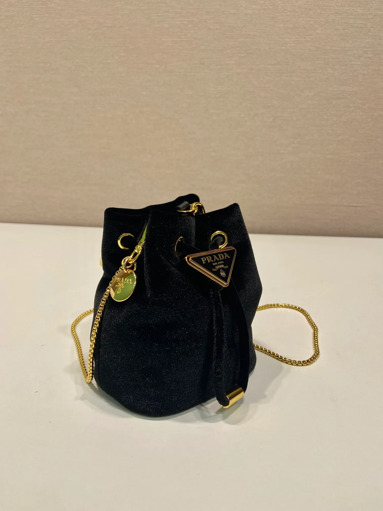 💰900🎉Velvet small bucket🎉1NR016 velvet🎉🎉 This mini bucket is made of imported velvet fabric and an enameled metal triangle logo decorated opening and closing design. Metal iron can be spanned diagonally. So cute😍, the effect is very eye-catching, so cute and cool, don’t you feel moved😙😙, beauties. Get it now. So beautiful and cute😋😋 Length 10x height 12x base 7cm🎉🎉🎉👏👏👏