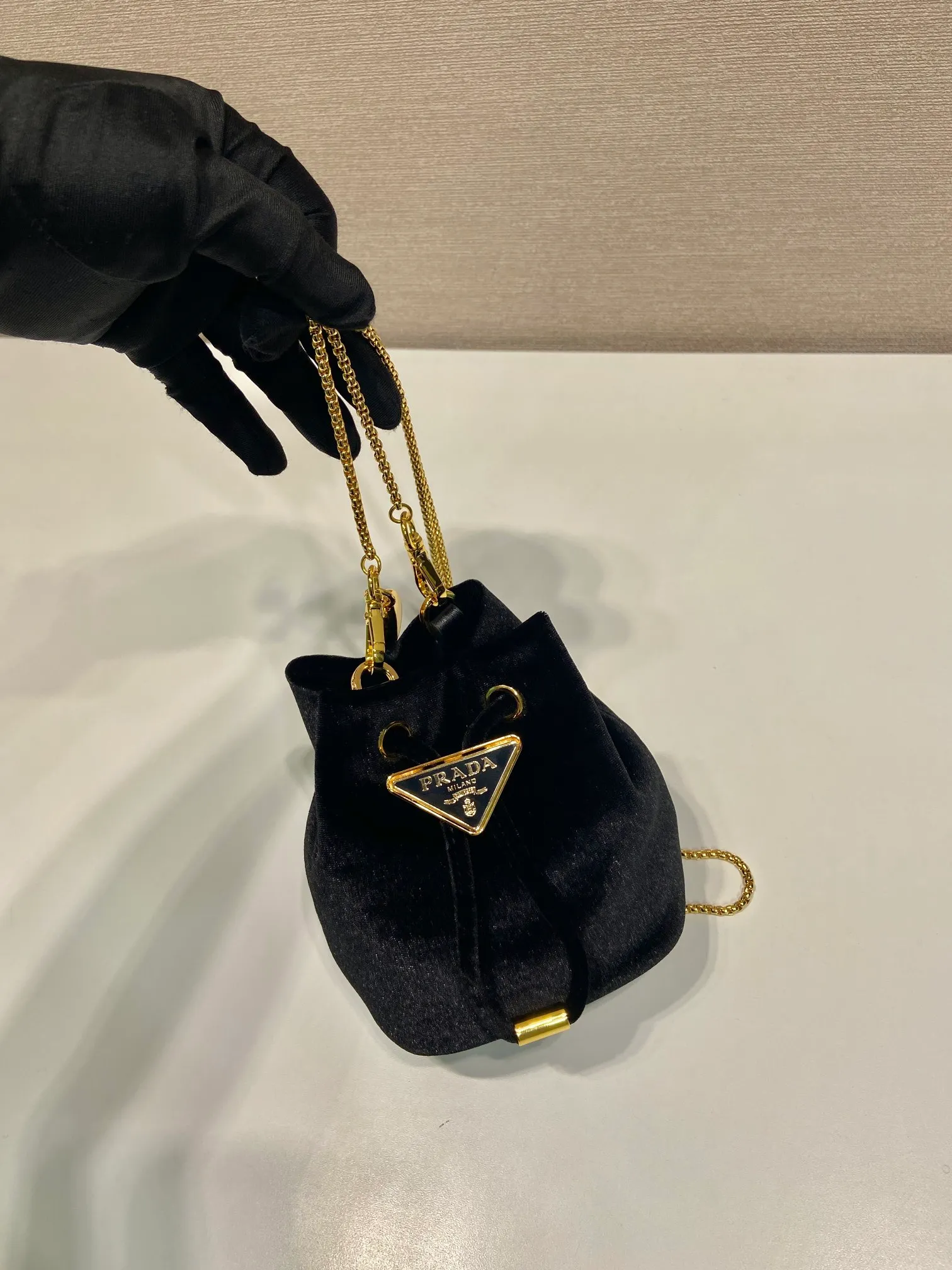 💰900🎉Velvet small bucket🎉1NR016 velvet🎉🎉 This mini bucket is made of imported velvet fabric and an enameled metal triangle logo decorated opening and closing design. Metal iron can be spanned diagonally. So cute😍, the effect is very eye-catching, so cute and cool, don’t you feel moved😙😙, beauties. Get it now. So beautiful and cute😋😋 Length 10x height 12x base 7cm🎉🎉🎉👏👏👏
