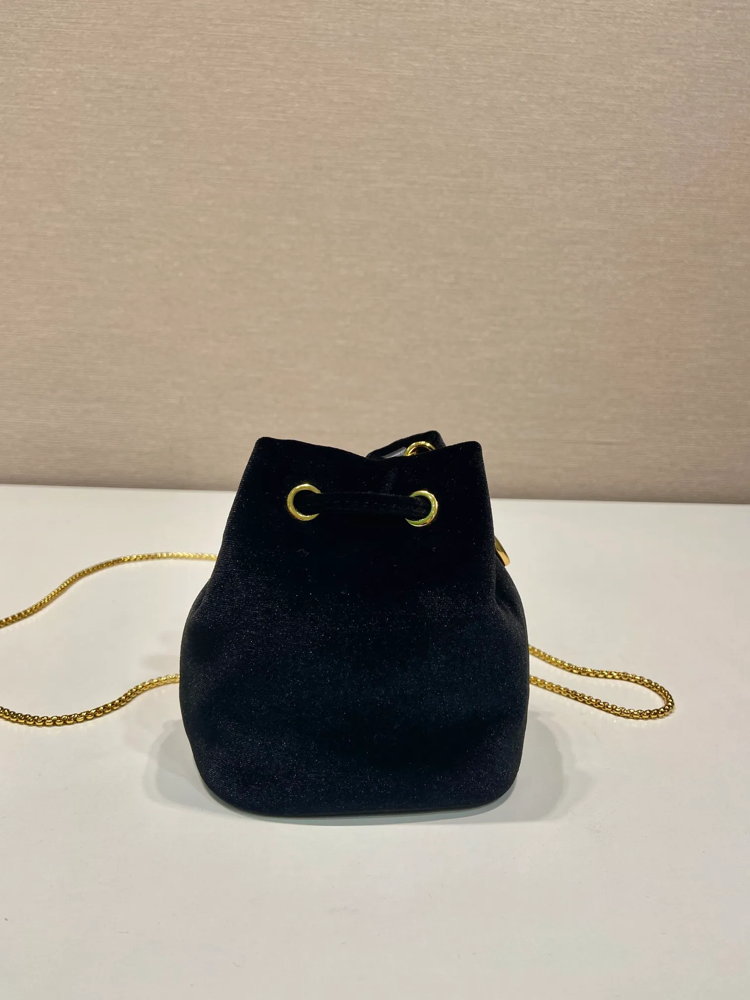 💰900🎉Velvet small bucket🎉1NR016 velvet🎉🎉 This mini bucket is made of imported velvet fabric and an enameled metal triangle logo decorated opening and closing design. Metal iron can be spanned diagonally. So cute😍, the effect is very eye-catching, so cute and cool, don’t you feel moved😙😙, beauties. Get it now. So beautiful and cute😋😋 Length 10x height 12x base 7cm🎉🎉🎉👏👏👏