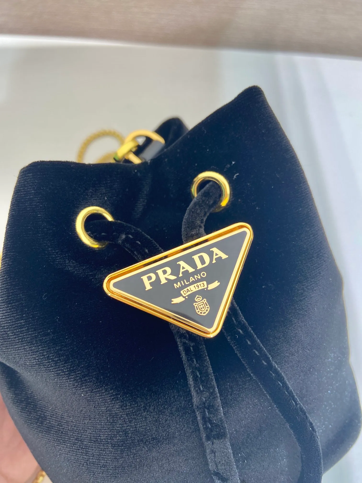 💰900🎉Velvet small bucket🎉1NR016 velvet🎉🎉 This mini bucket is made of imported velvet fabric and an enameled metal triangle logo decorated opening and closing design. Metal iron can be spanned diagonally. So cute😍, the effect is very eye-catching, so cute and cool, don’t you feel moved😙😙, beauties. Get it now. So beautiful and cute😋😋 Length 10x height 12x base 7cm🎉🎉🎉👏👏👏