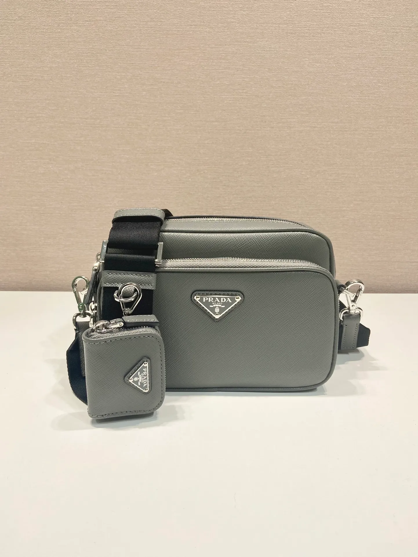 💰1640🎉New style🎉2VH170🎉🎉 This shoulder bag is made of Saffiano leather, and its simple lines highlight a striking style. The iconic Saffiano leather material is synonymous with luxury and a status symbol of traditional Italian leather goods manufacturing craftsmanship. Equipped with a detachable leather pouch and enamel-coated triangle logo, and a detachable and adjustable nylon long shoulder strap, it is more simple and elegant. Get it now🎉🎉 Length 20x Height 13.5x Bottom 7cm